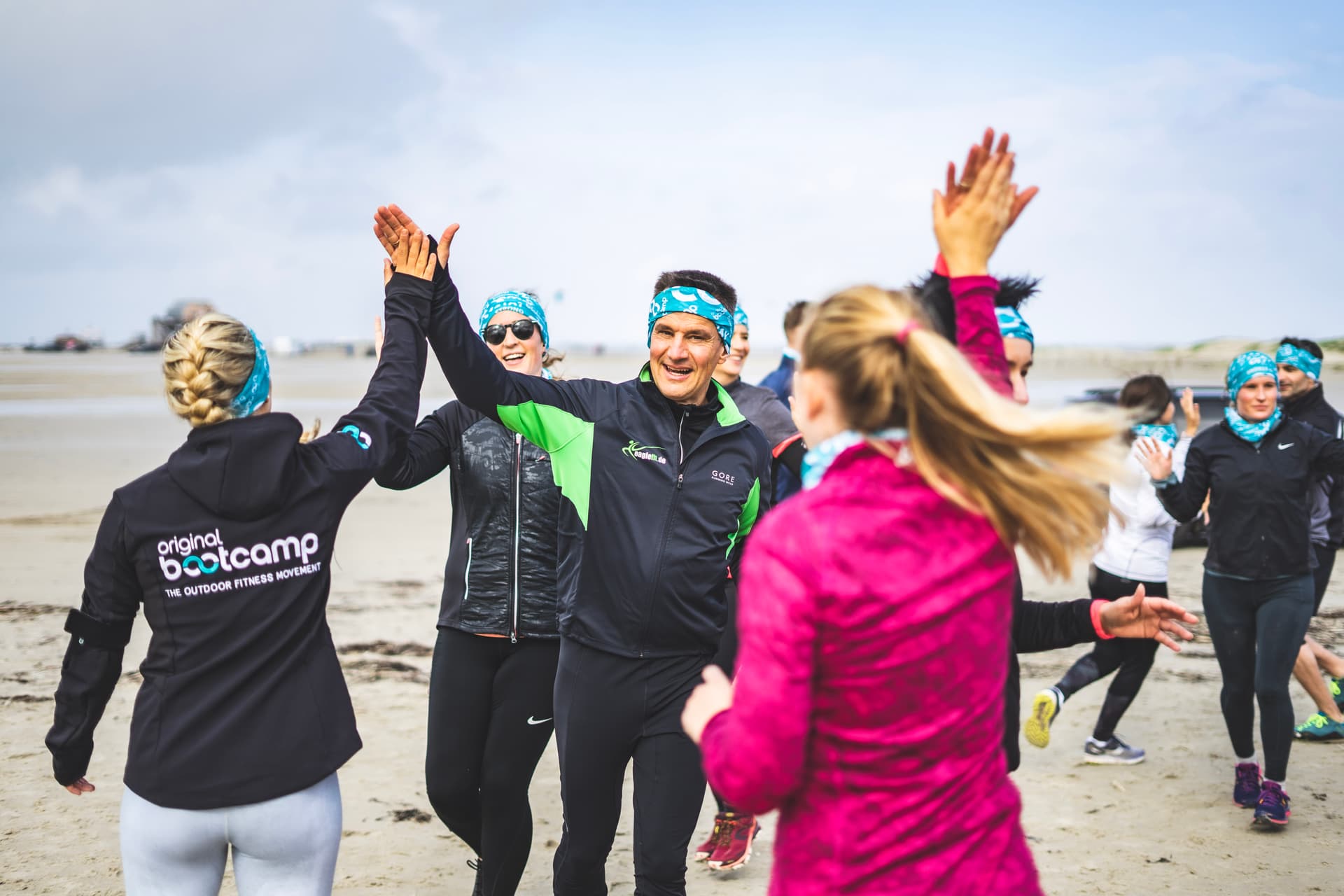 Mehrere Menschen klatschen sich nach dem Training ab