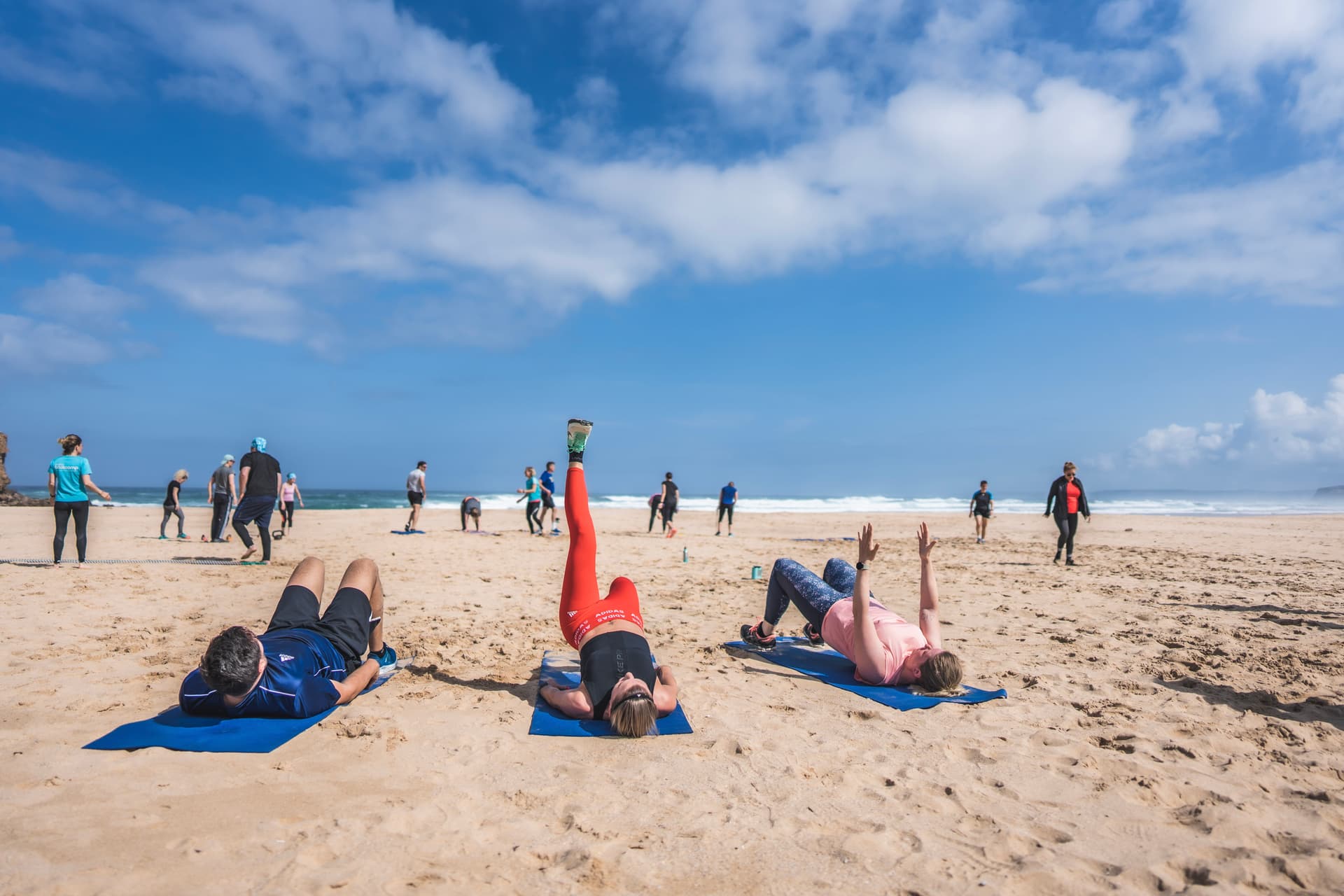 Menschen beim Fitness Workout am Strand