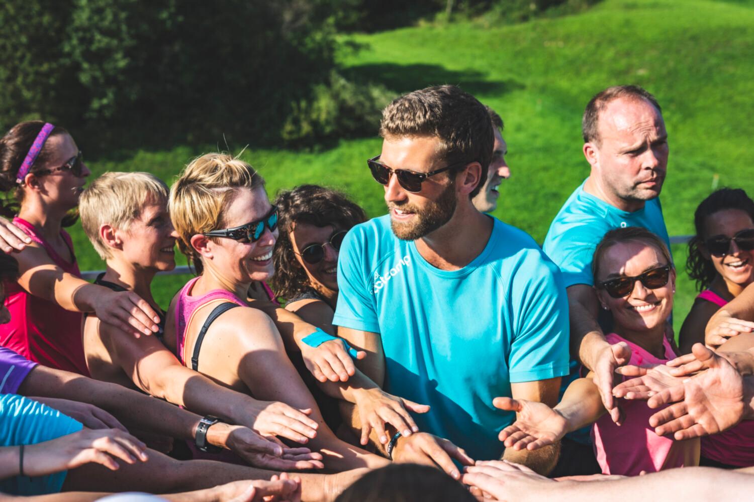 Fröhliche Personal Trainer auf der Fitnessreise beim Workout