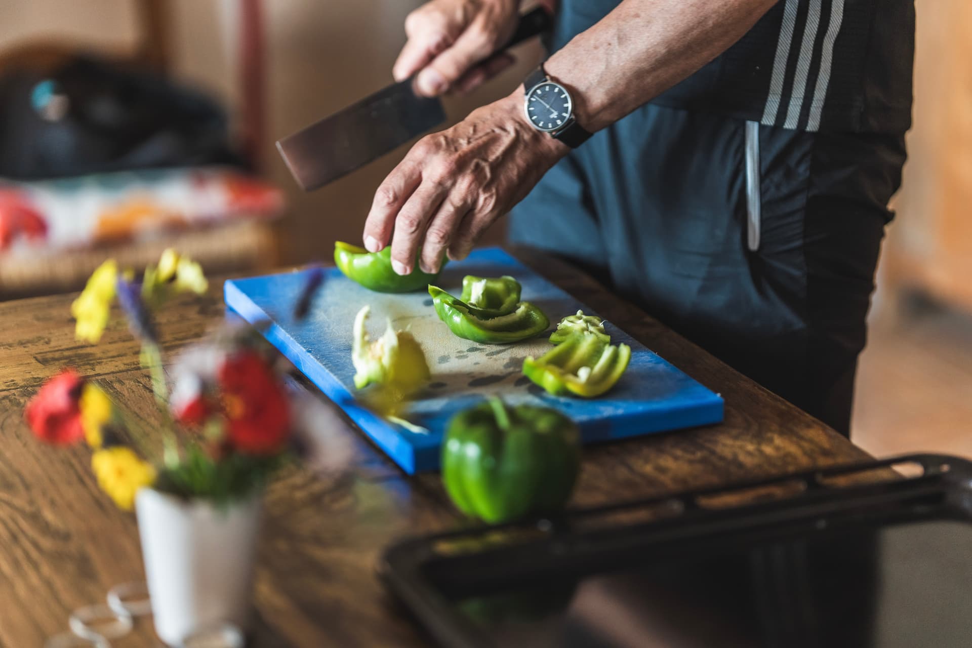 Gemeinsames Kochen im Fitness Retreat stellt eine gesunde Beziehung zum Essen her