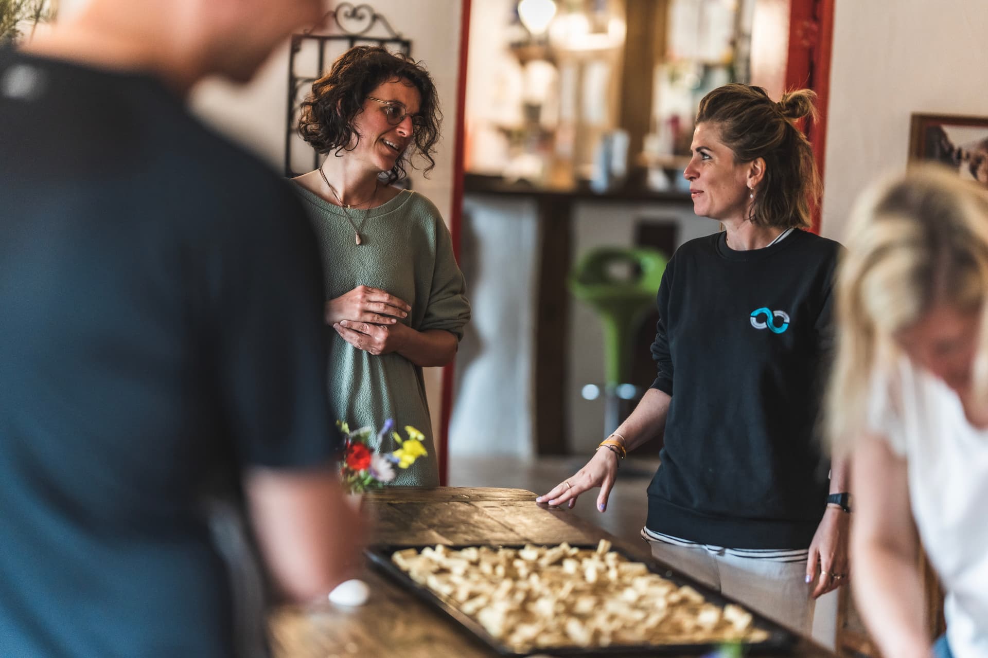 Eine Personal Trainerin betreut das Kochen und gibt Ernährungstipps im Fitness Retreat