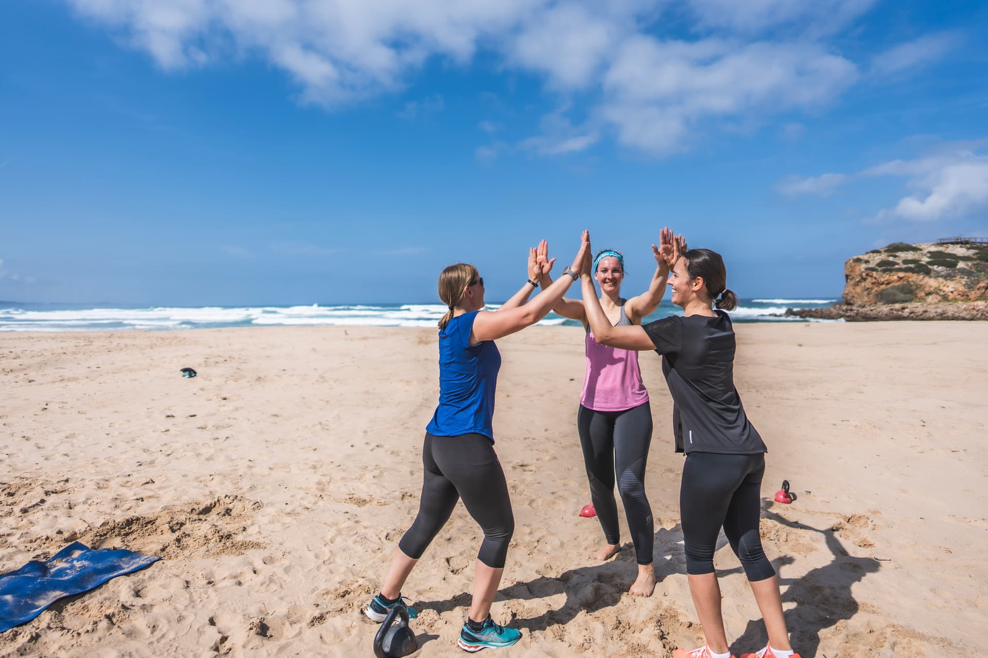 Teamwork bei Workout am Strand