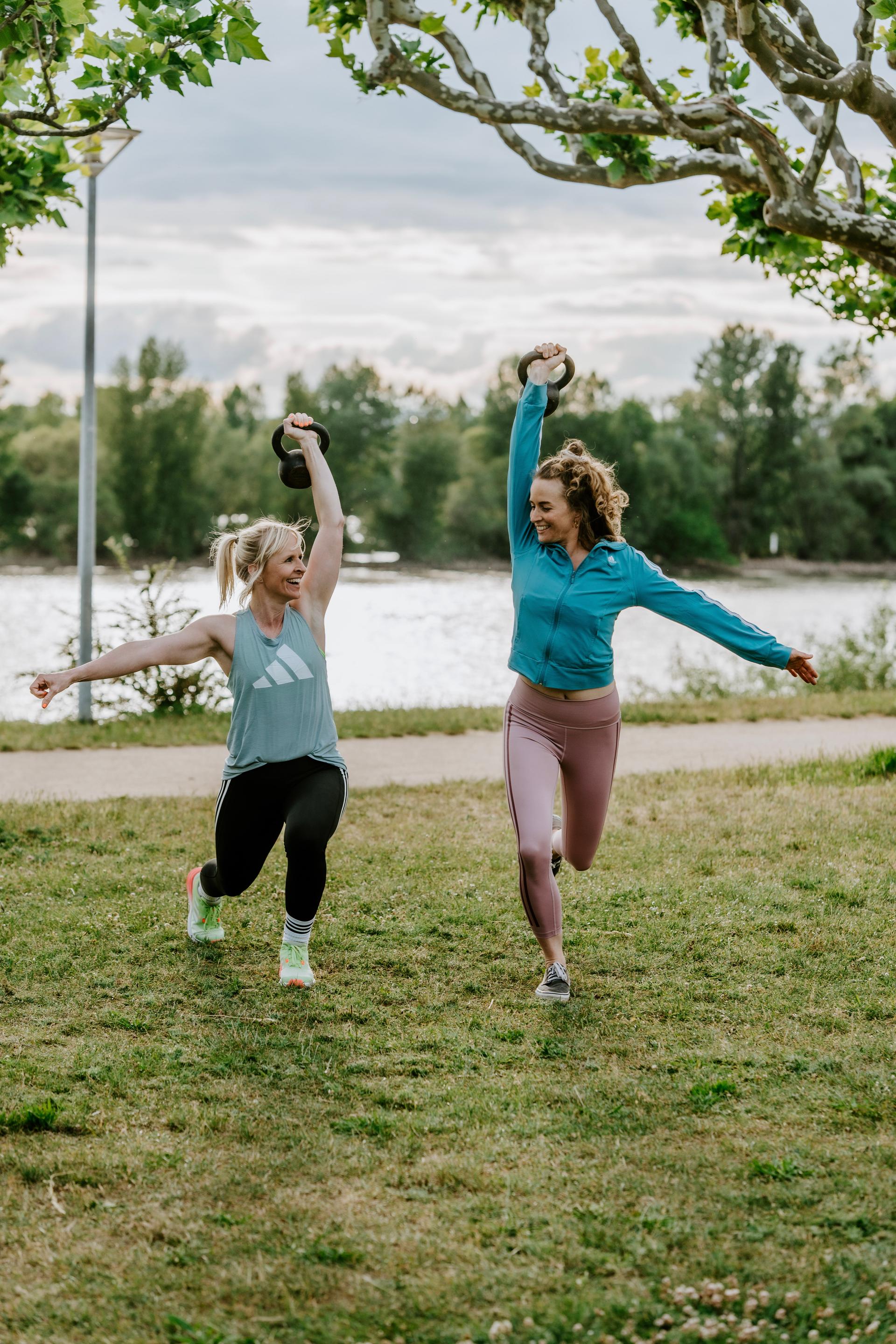 Frauen beim Outdoor Fitness Workout mit Hanteln