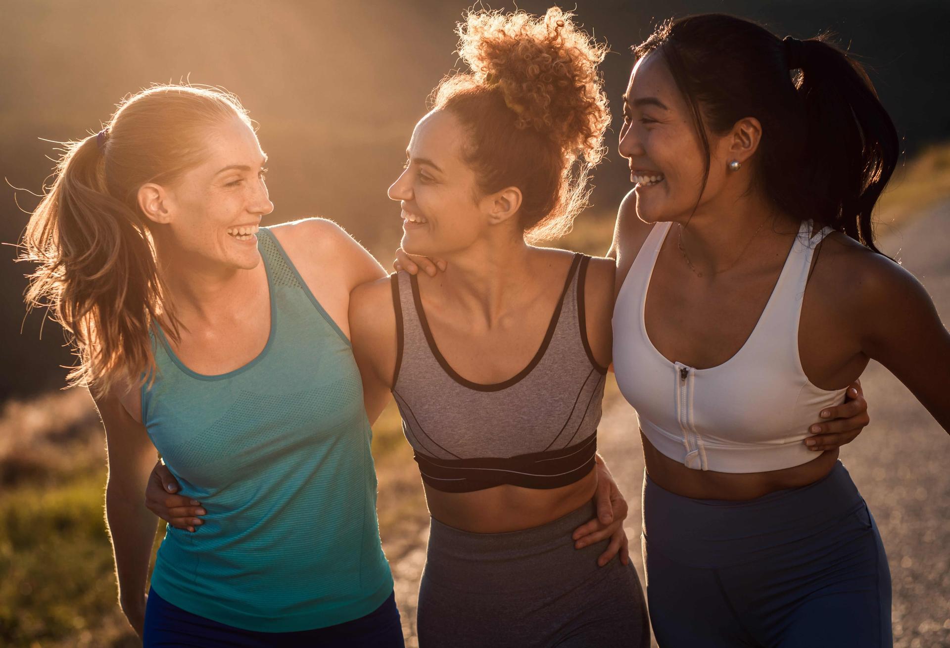 Gruppe gleichgesinnter Frauen lächeln sich an