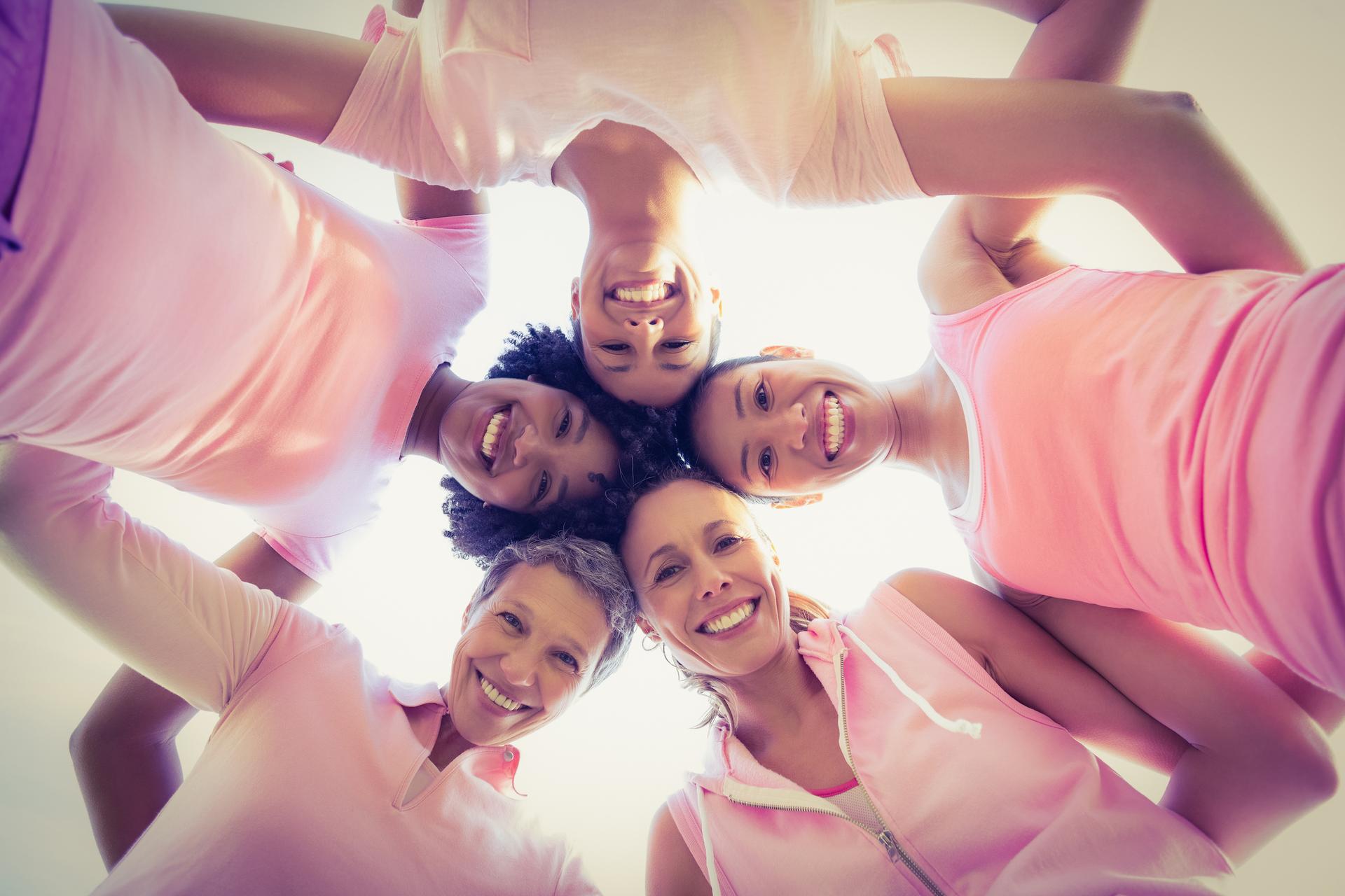 Frauen auf der Fitnessreise auf Mallorca die sich im Arm halten