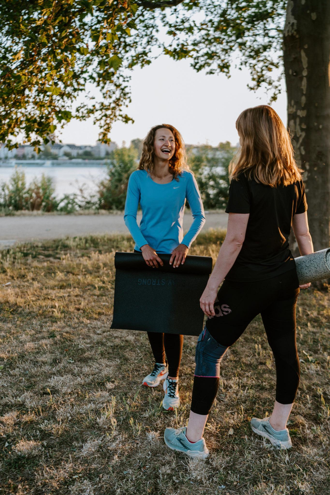 Zwei Frauen beim Frauen Fitness Bootcamp in Köln