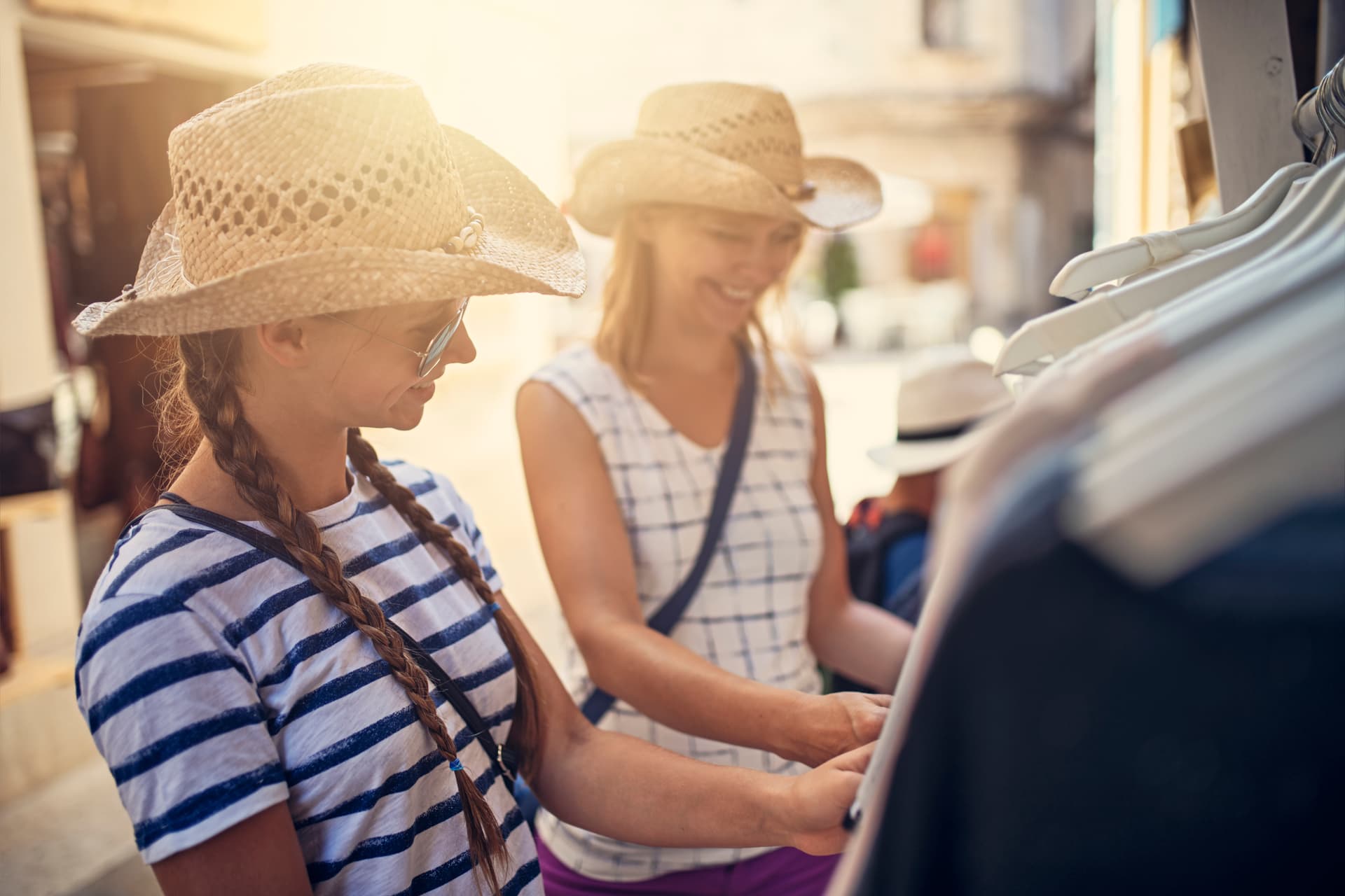 Freundinnen beim Shoppen im Fitness Urlaub auf Mallorca