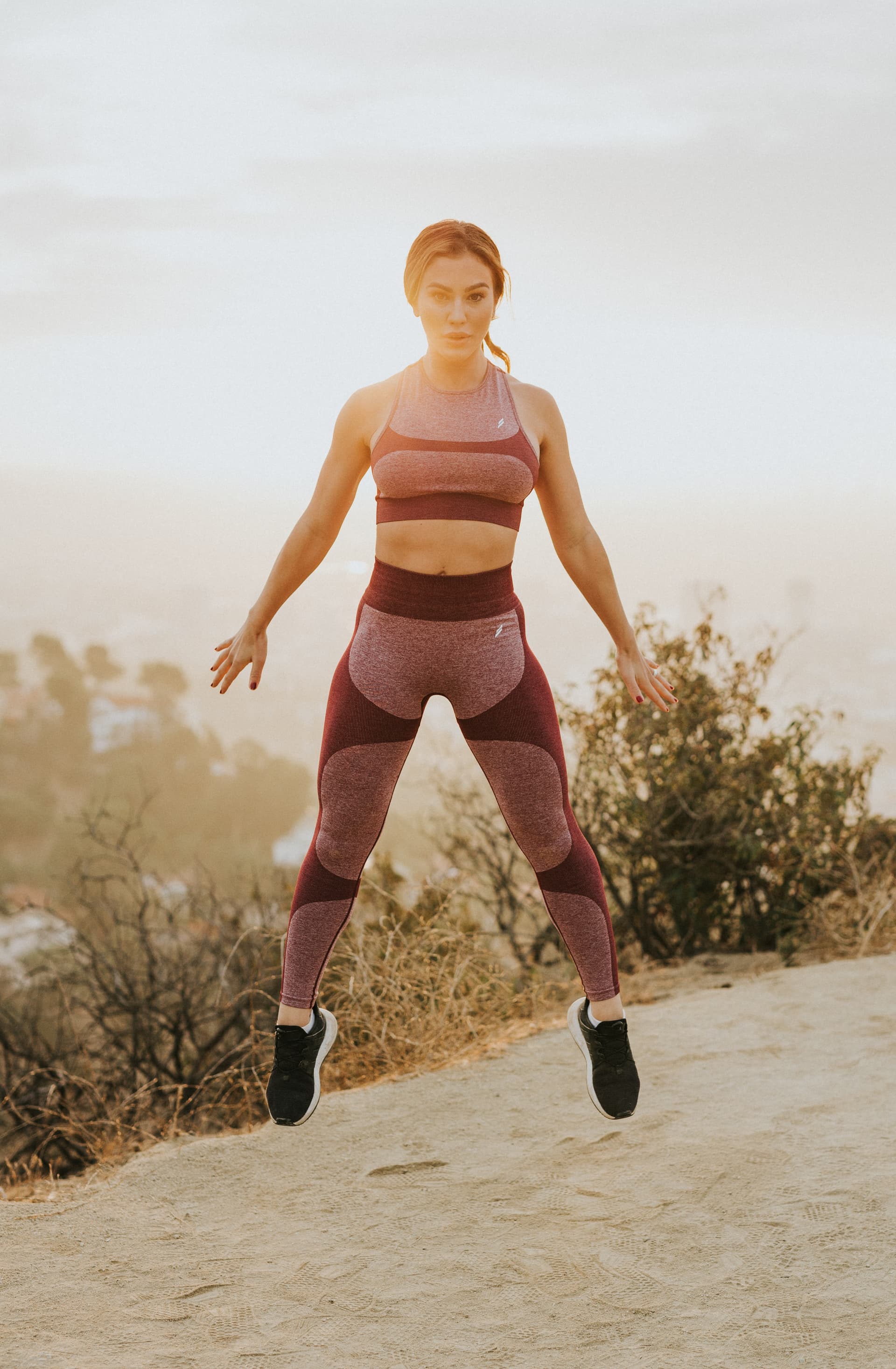 Frau beim Fitness Workout im Urlaub auf Mallorca