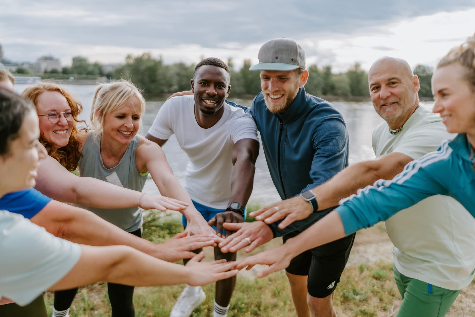 Eine Gruppe von Trainierenden machen einen Kreis nach einem Training bei Original Bootcamp.