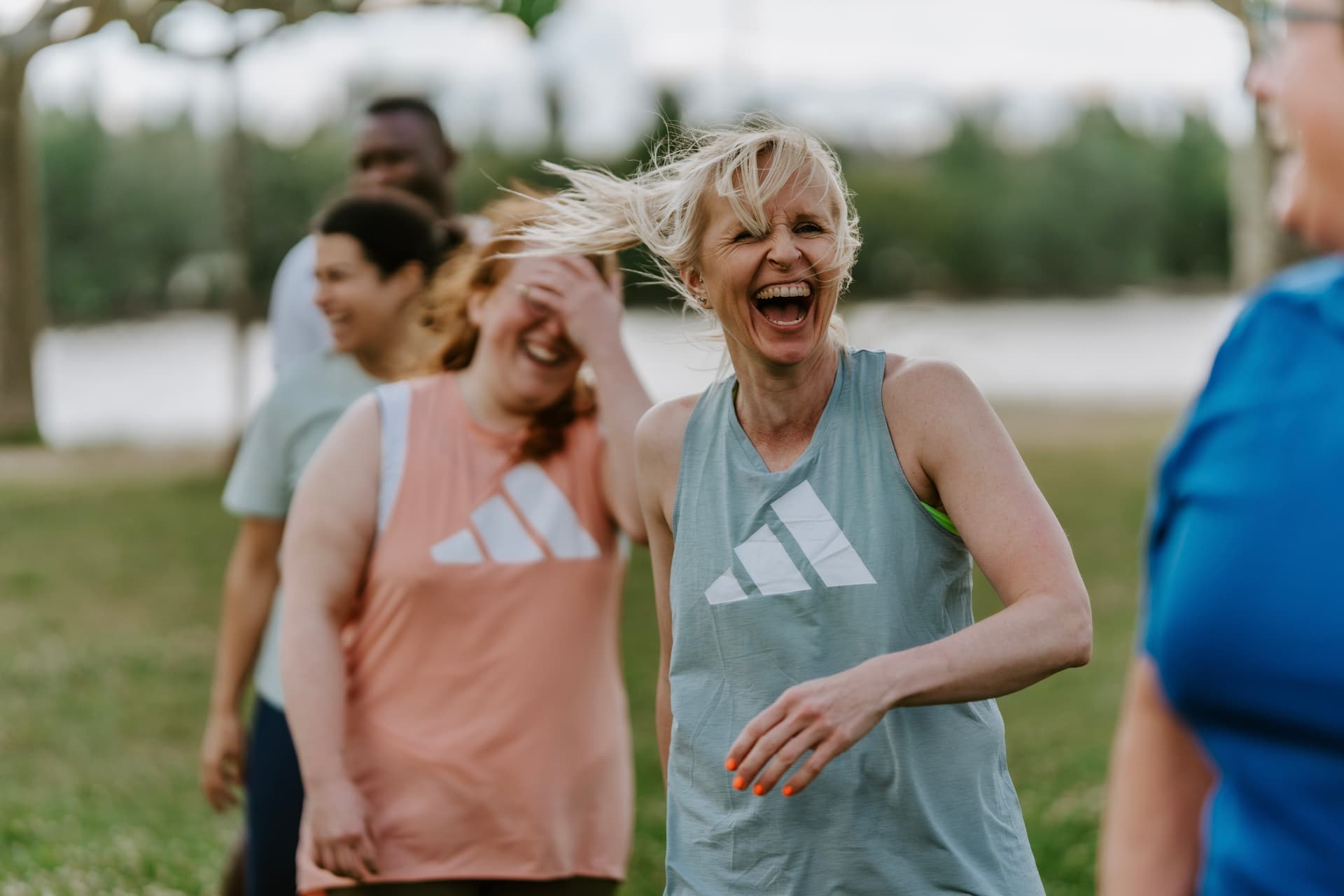 Lachende Kunden während einer Übung beim Outdoor Training