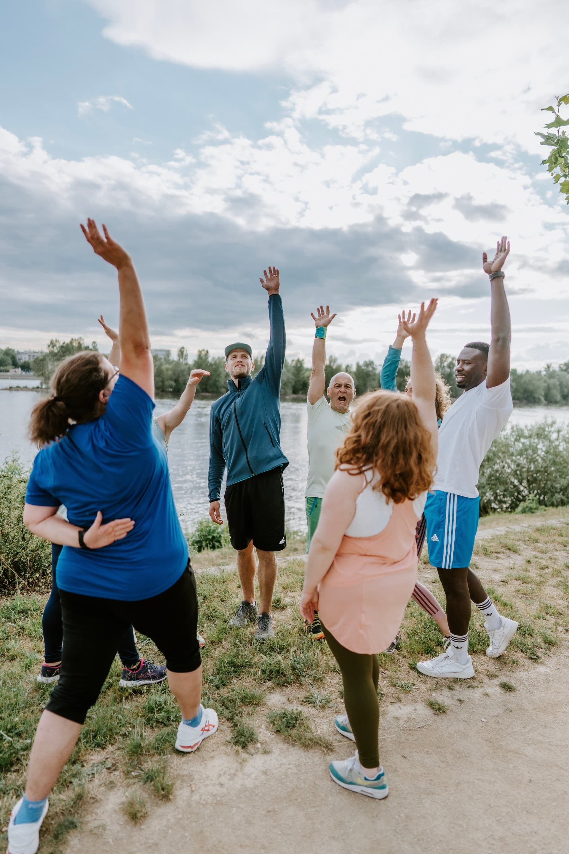 Eine Gruppe von Trainierenden haben Spaß bei Outdoor Fitness.