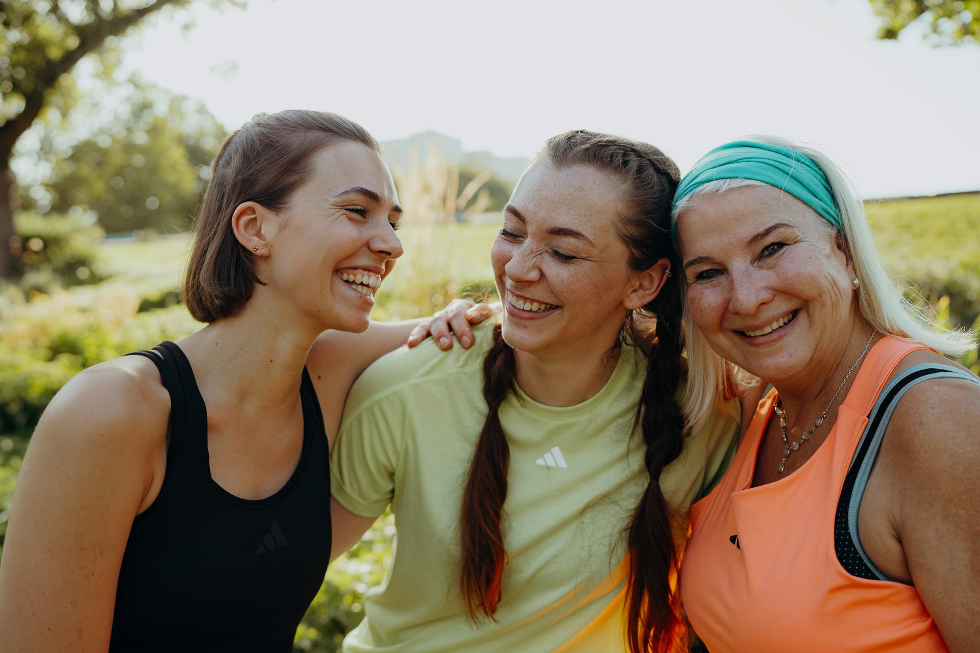 drei lachende Booties nach einem erfolgreichen Outdoor Training