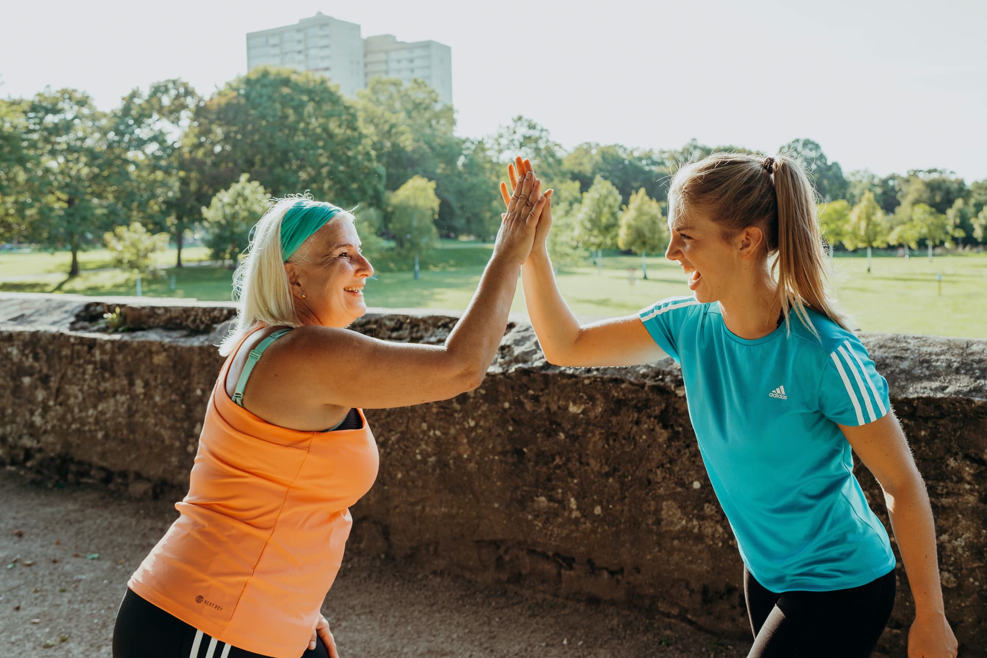 Ein Bootie und eine Trainerin geben sich ein High Five