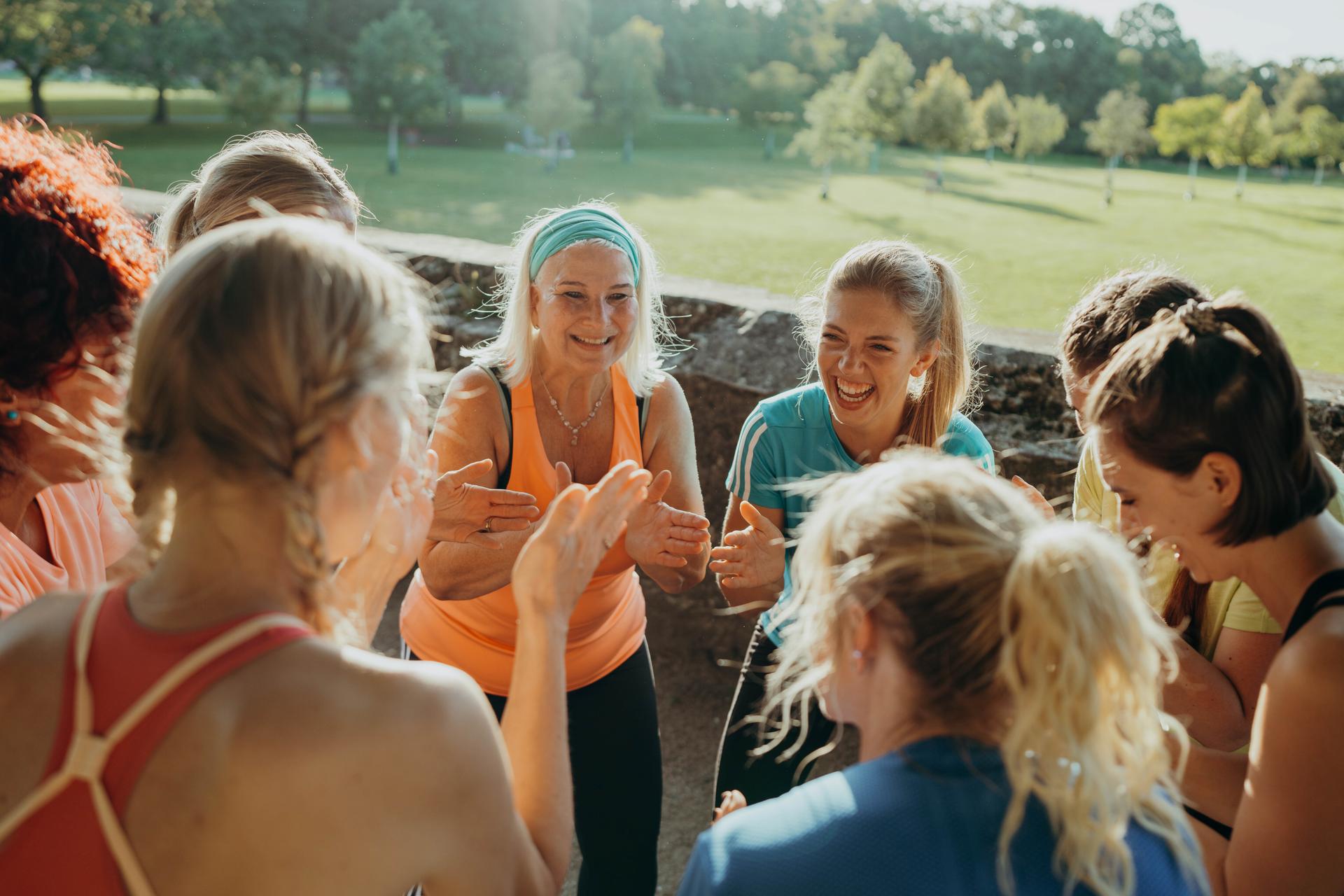 Lächelnde Frau im Frauen Fitnesskurs