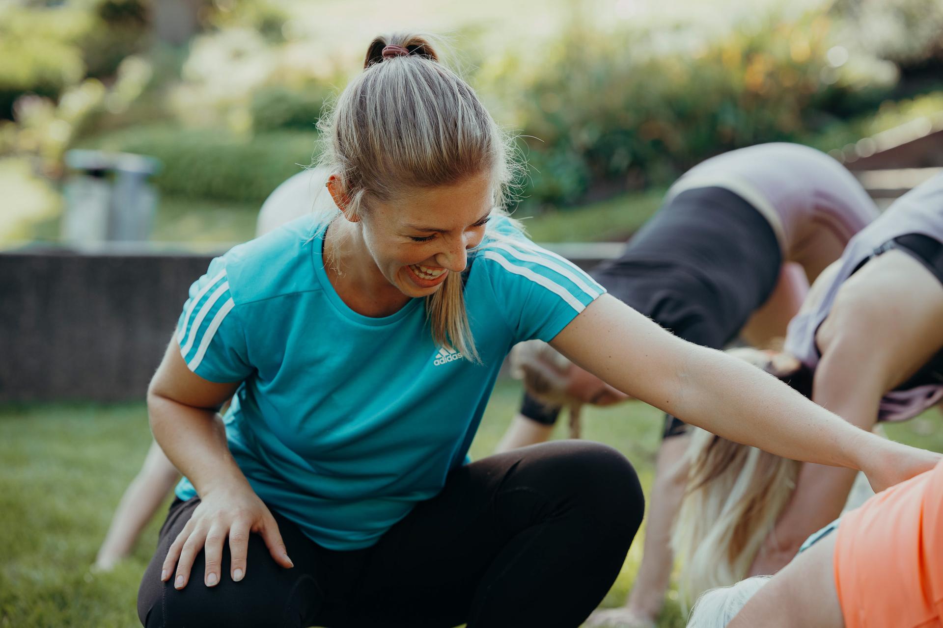 Personal Trainerin für Frauen Fitness bei der Korrektur