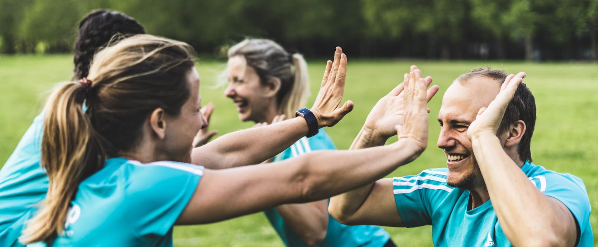 Trainer klatschen sich beim Fitnessübung in die Hände