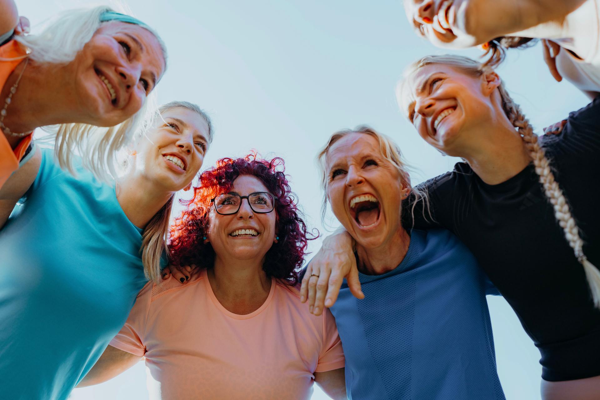 Frauen halten sich in den Armen und freuen sich