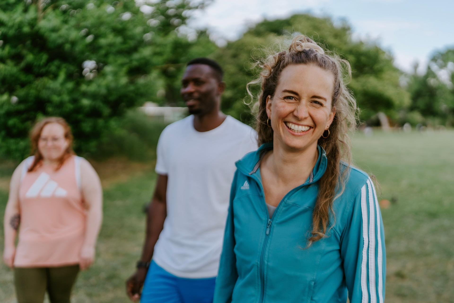 Lächelnde Teilnehmerin beim Fitness Bootcamp