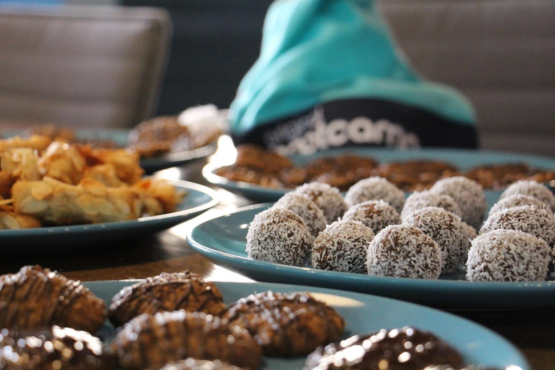 Leckere Snackbällchen auf dem Buffet eurer Weihnachtsfeier