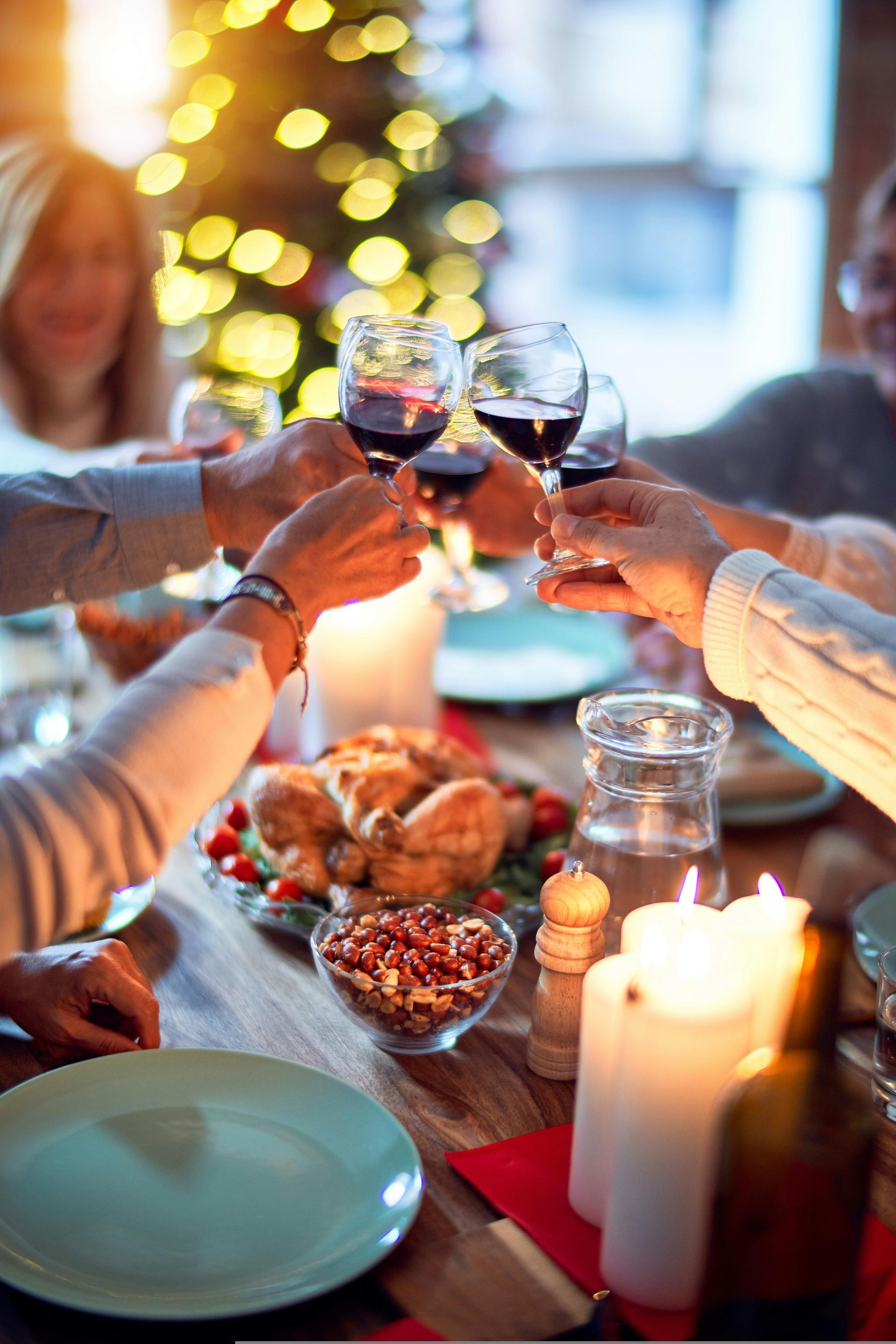 Gemeinsamen Anstoßen auf der Weihnachtsfeier in Köln