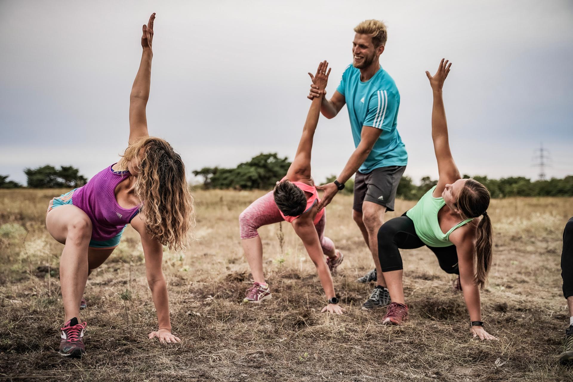 Trainer gibt Anweisungen beim Outdoor Training