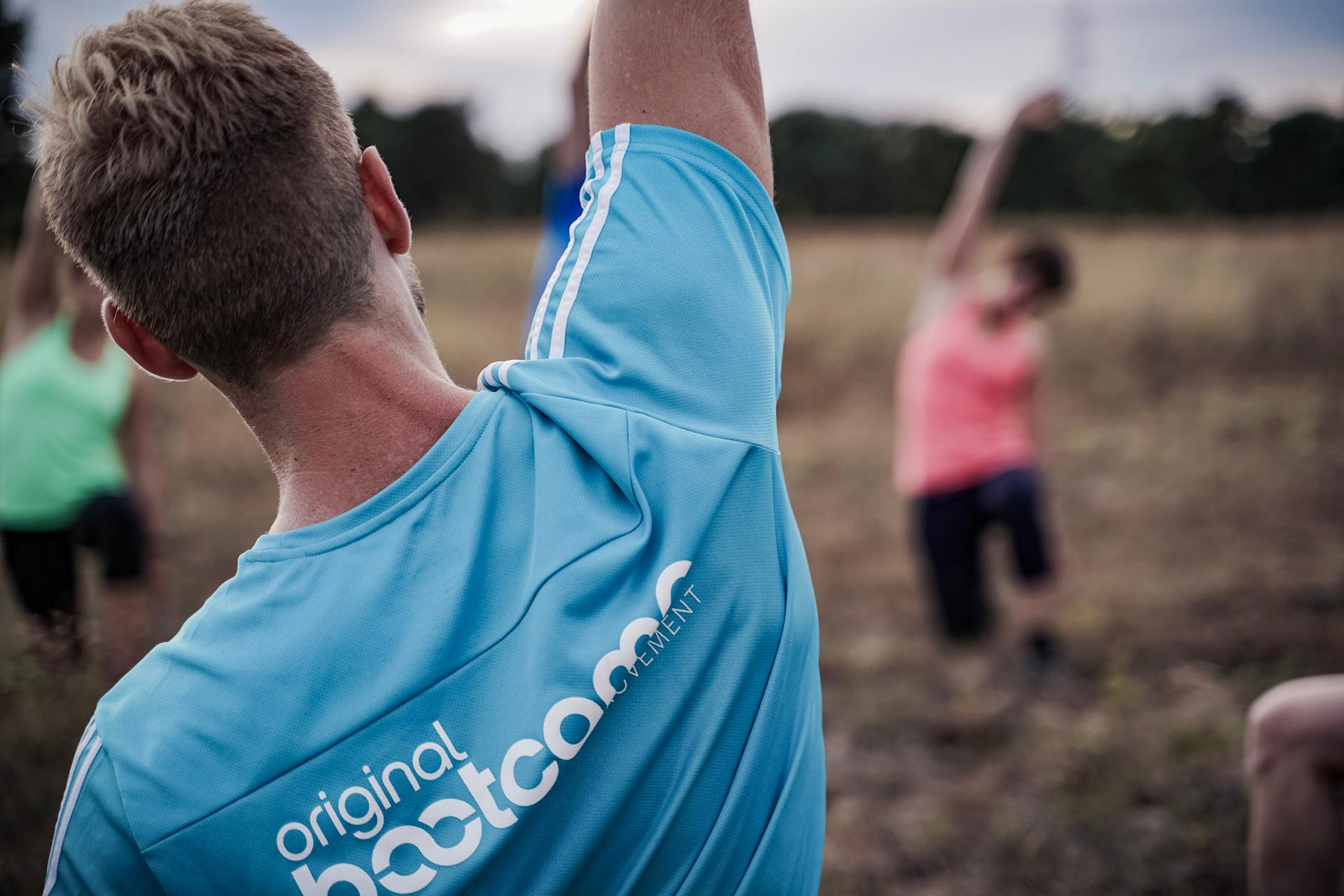 Trainer trägt T-Shirt mit Original Bootcamp Logo