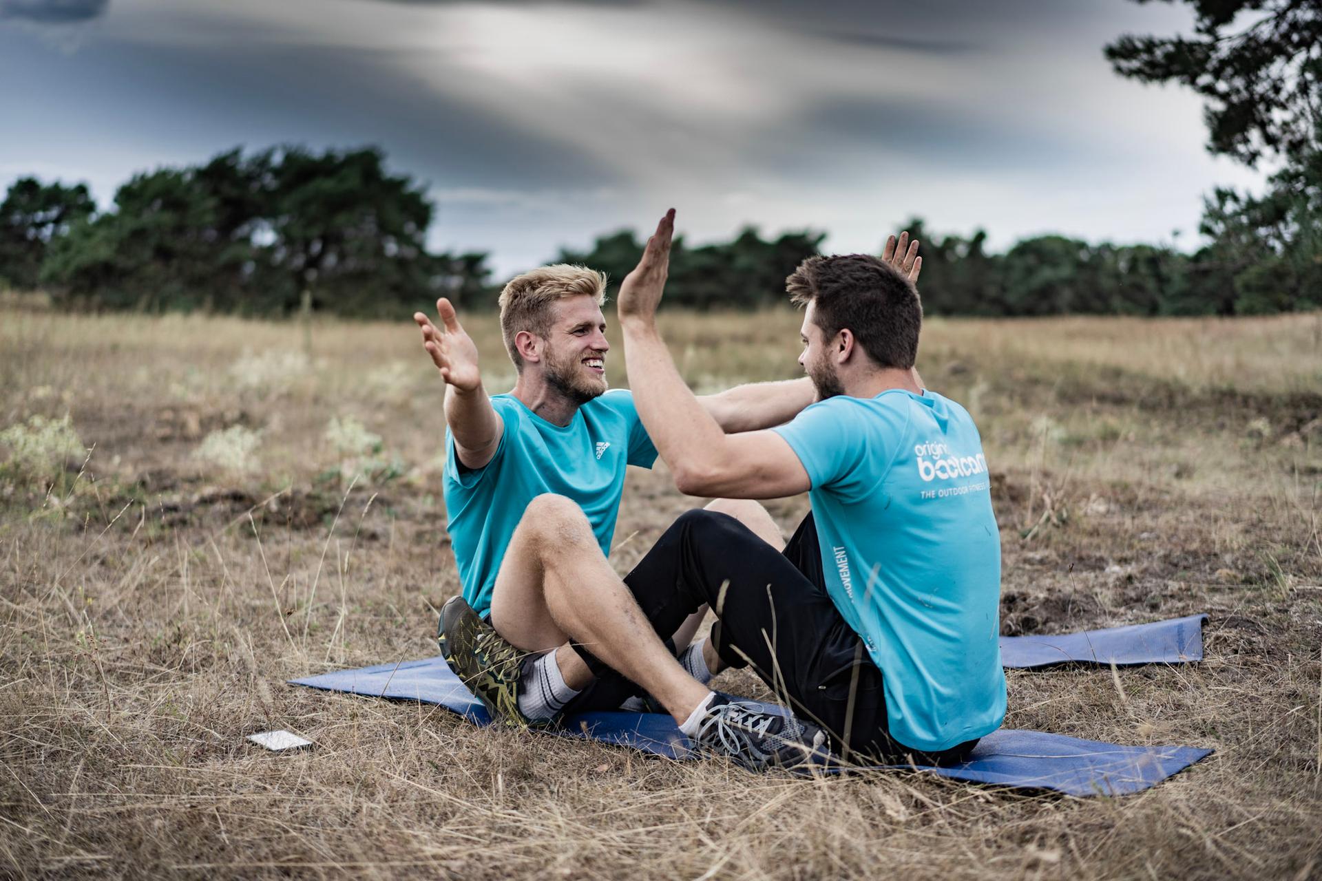 Trainer lachen bei Partnerübung