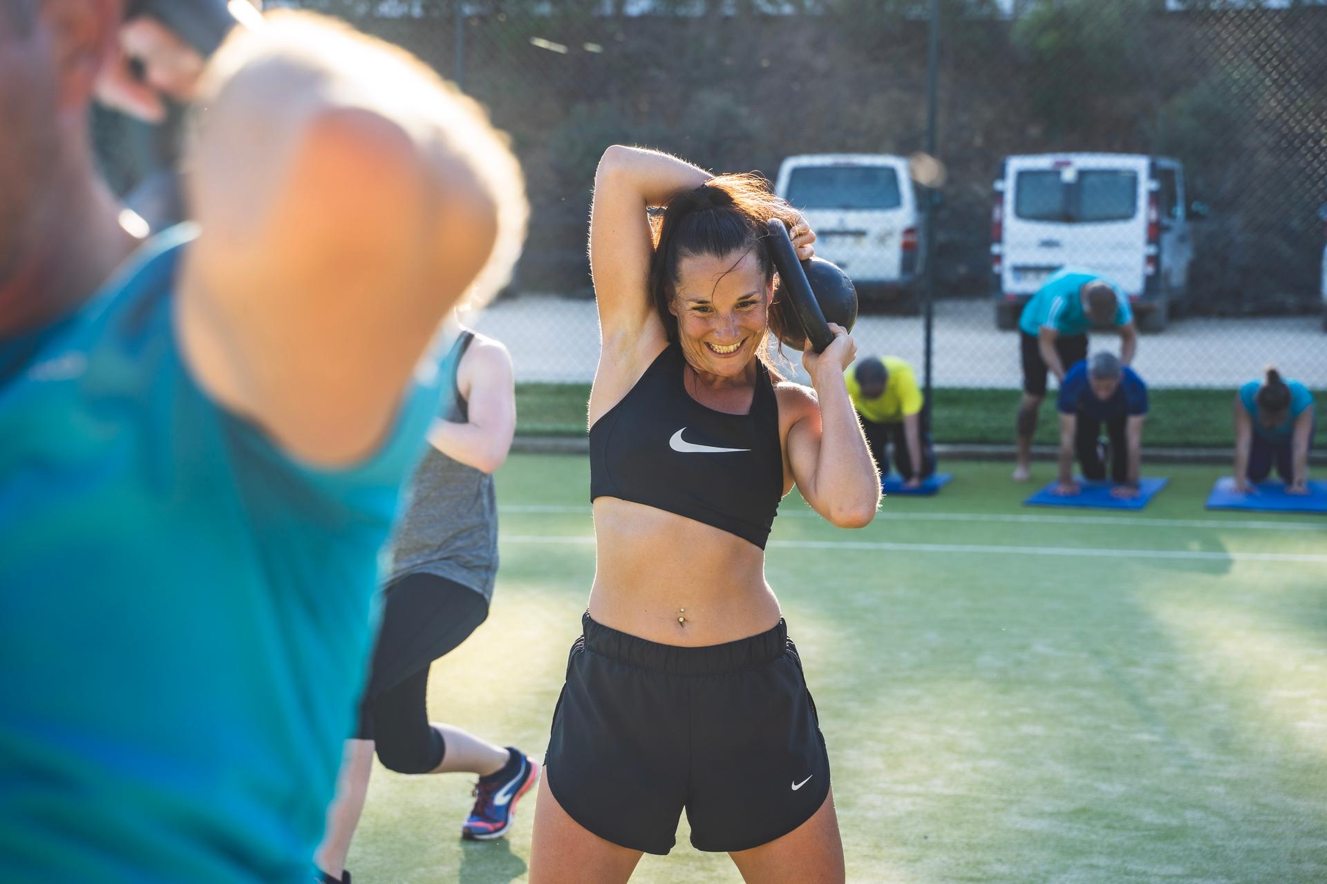 Frau beim Fitnesstraining mit Kettlebell im Urlaub mit Original Bootcamp