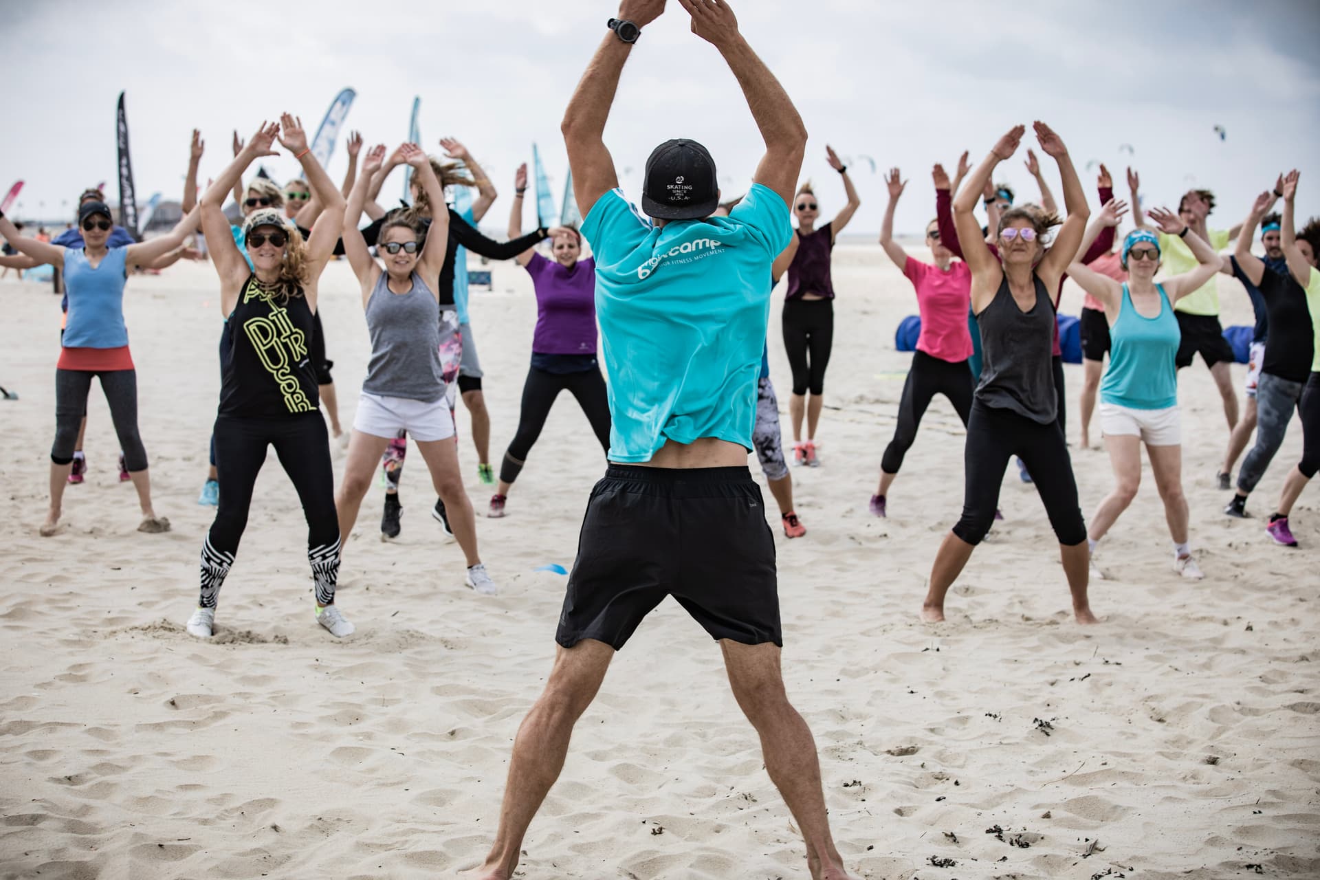 Gruppe am Strand im Bootcamp Urlaub in Brouwersdam Holland