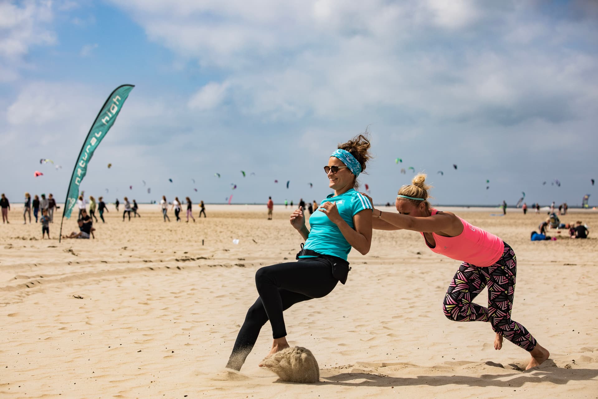 Bootcamp Reise Teilnehmer am Strand beim Beach Workout