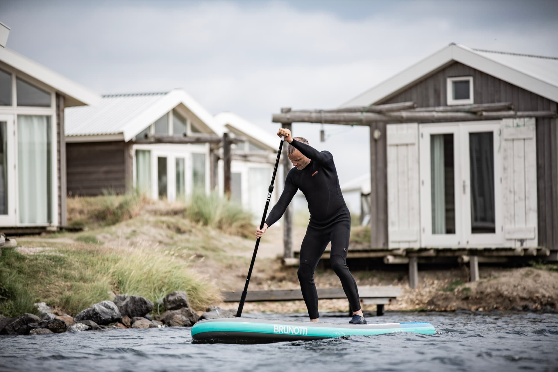 Ein Bootcamp Teilnehmer fährt SUP