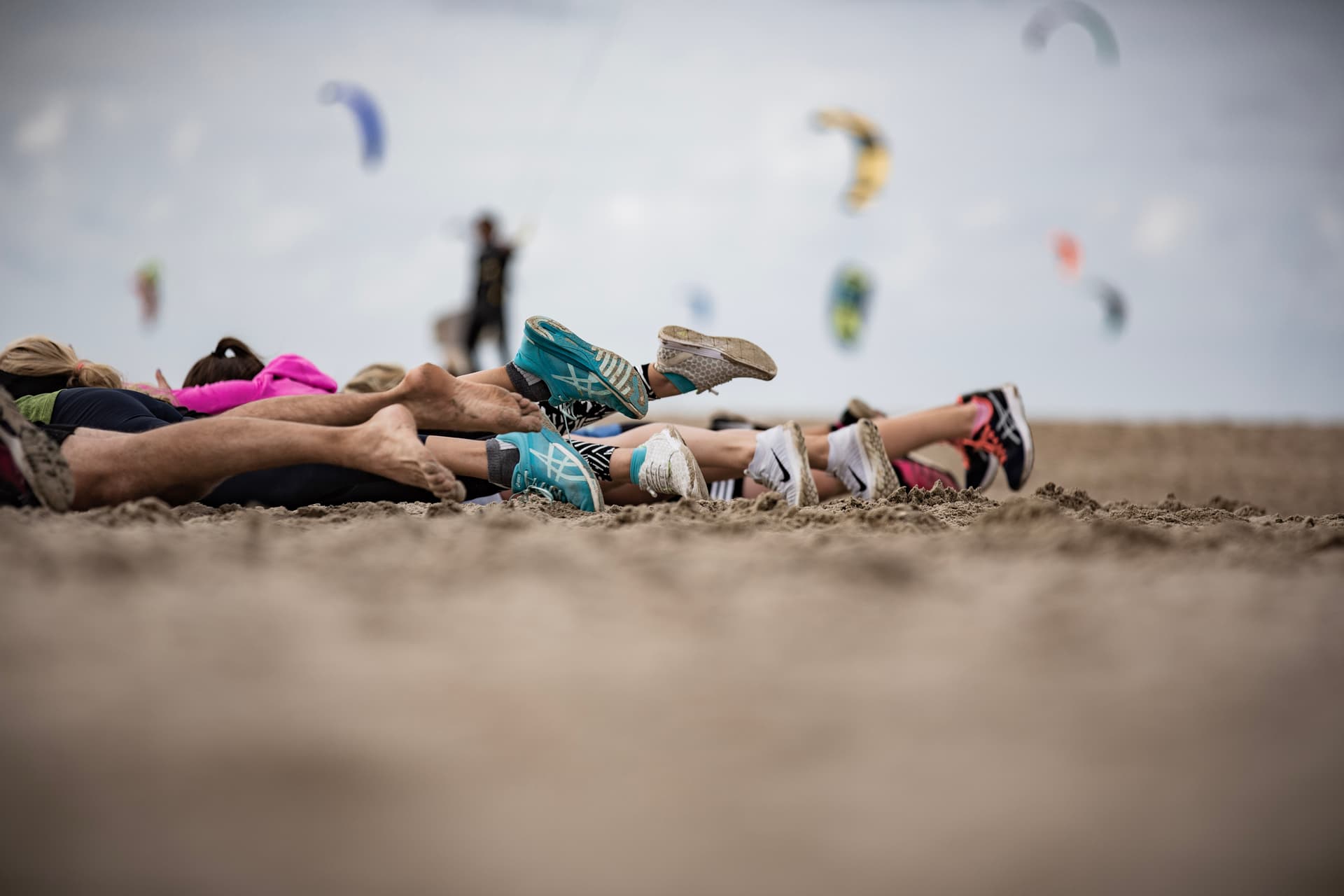 Gruppe die am Strand ein Fitness Bootcamp trainiert