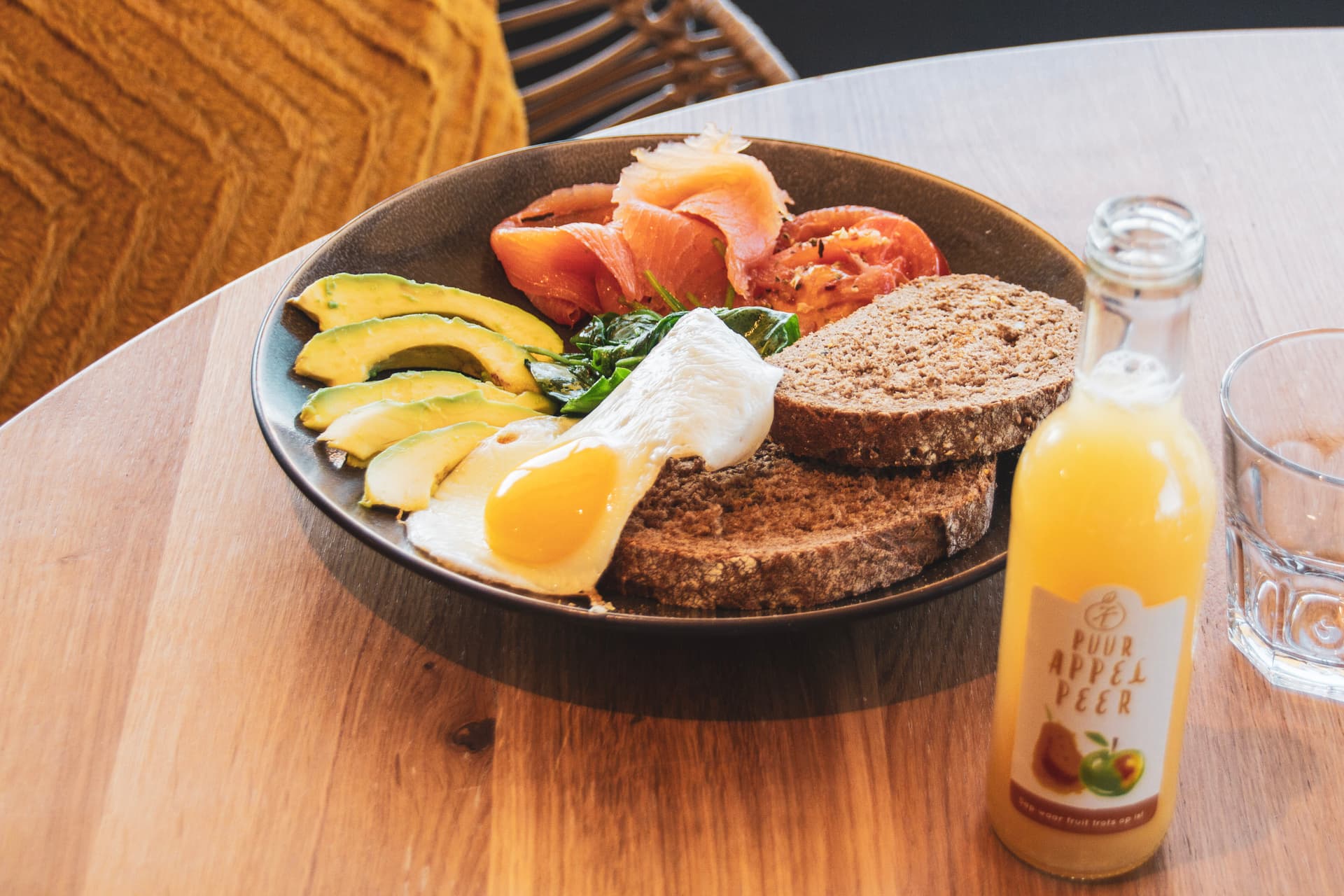 Leckerer Frühstücksteller mit Gemüse, Vollkornbrot und Spiegelei