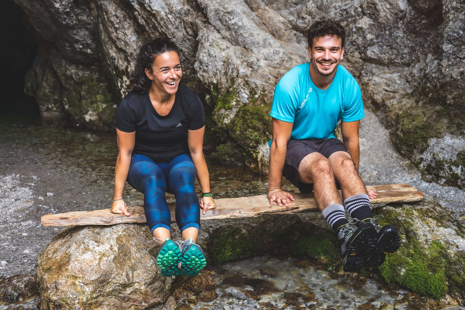 Personal Trainer und Reiseteilnehmerin beim Workout in der Natur