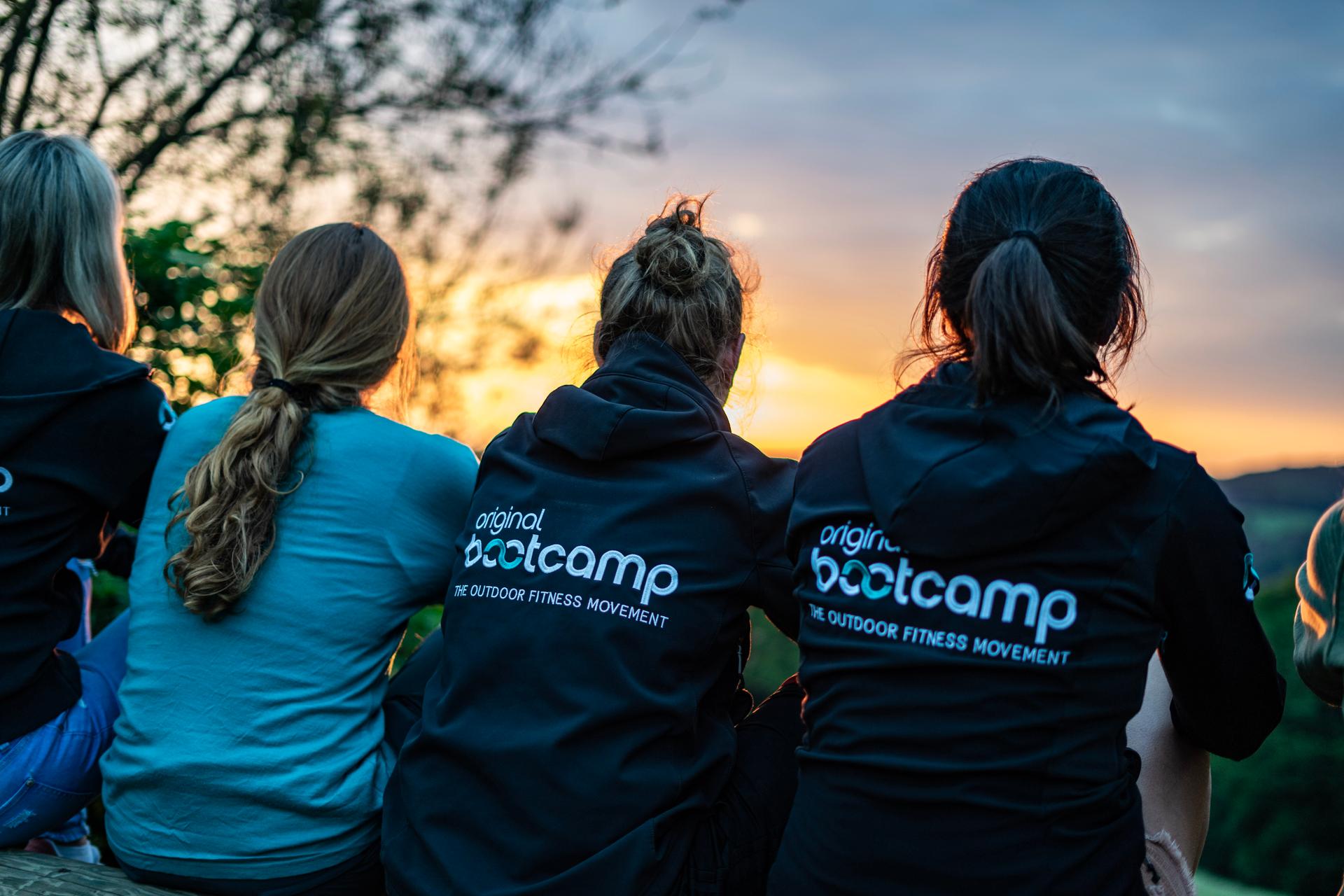 Mehrere Personal Trainerinnen genießen den Ausblick auf den Sonnenuntergang