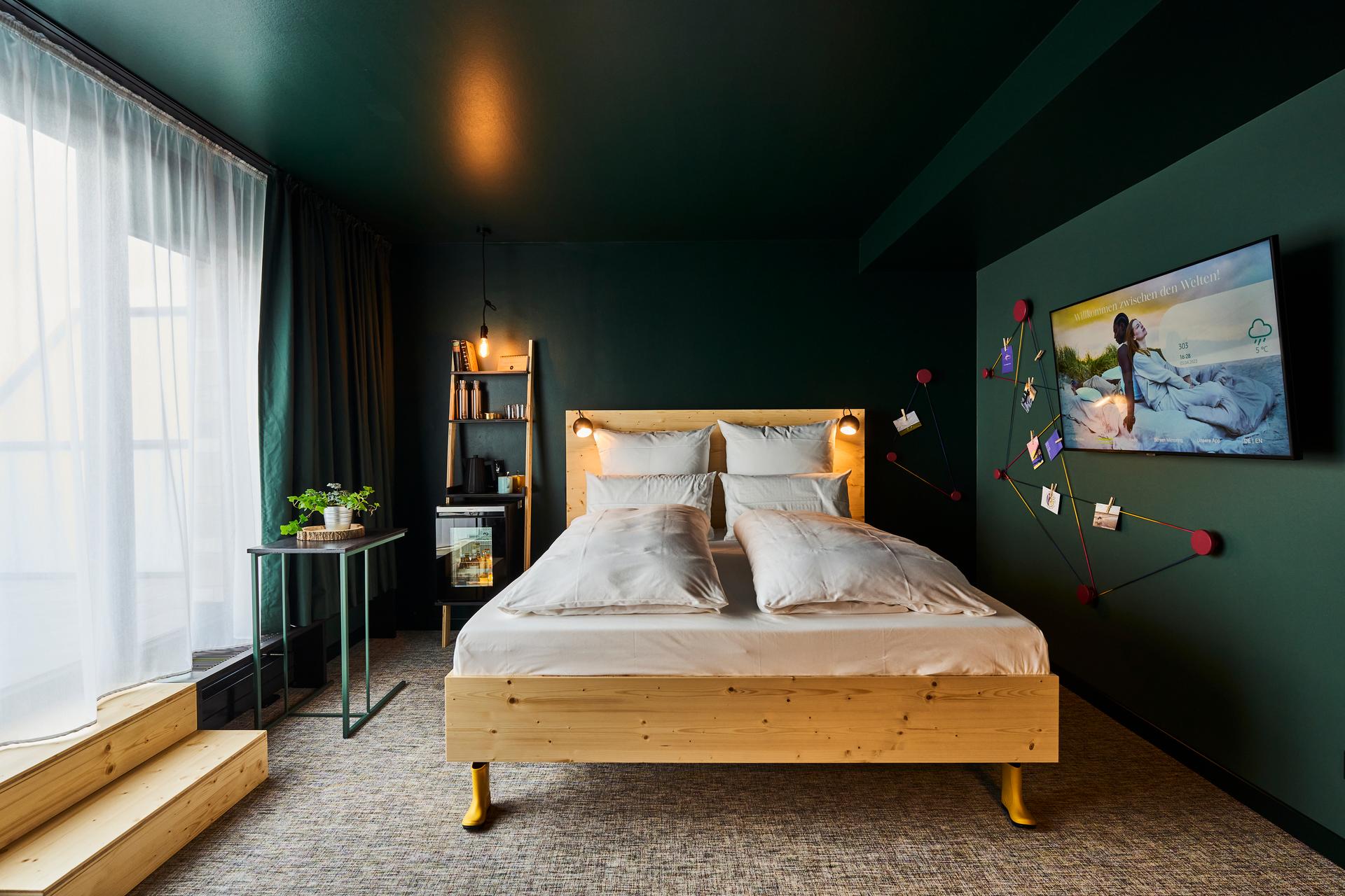 Stylisches Beispielzimmer im Urban Nature Hotel in Sankt Peter Ording