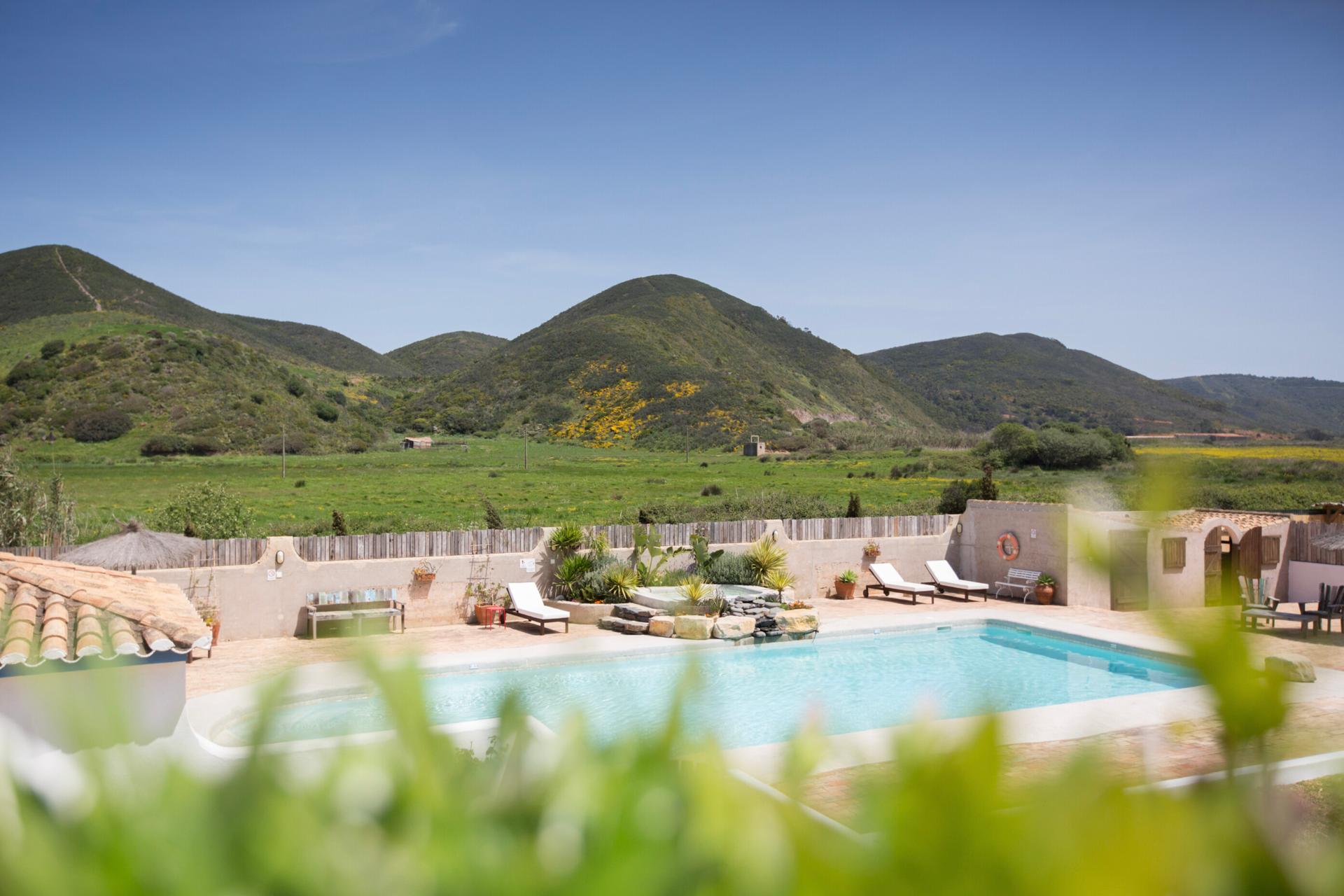 Blick auf den Pool der Reiselocation in Portugal