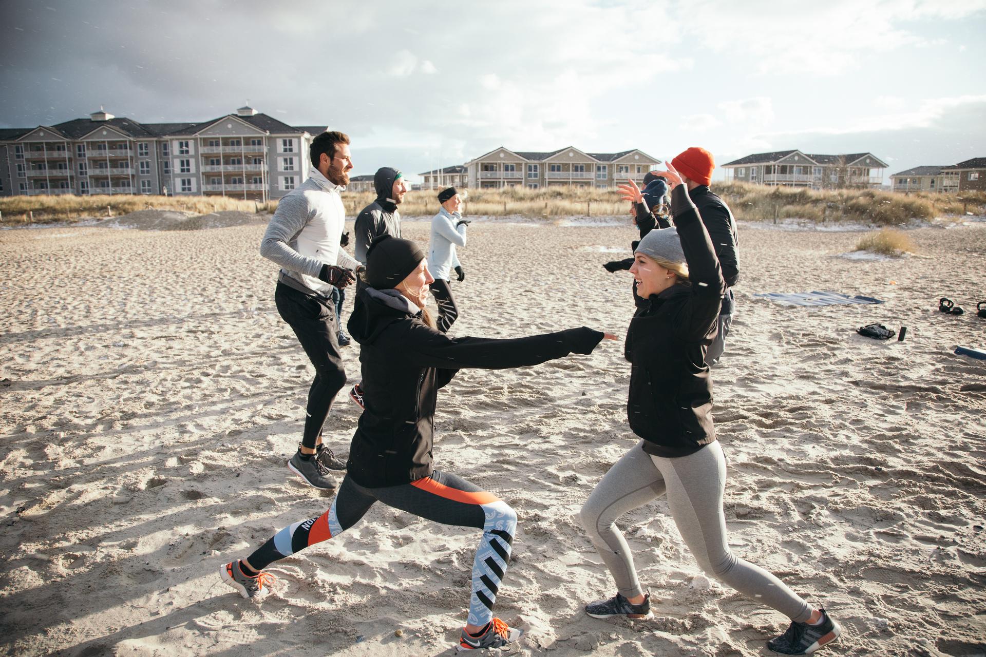 Gruppe beim Kurzurlaub mit Fitness Workout