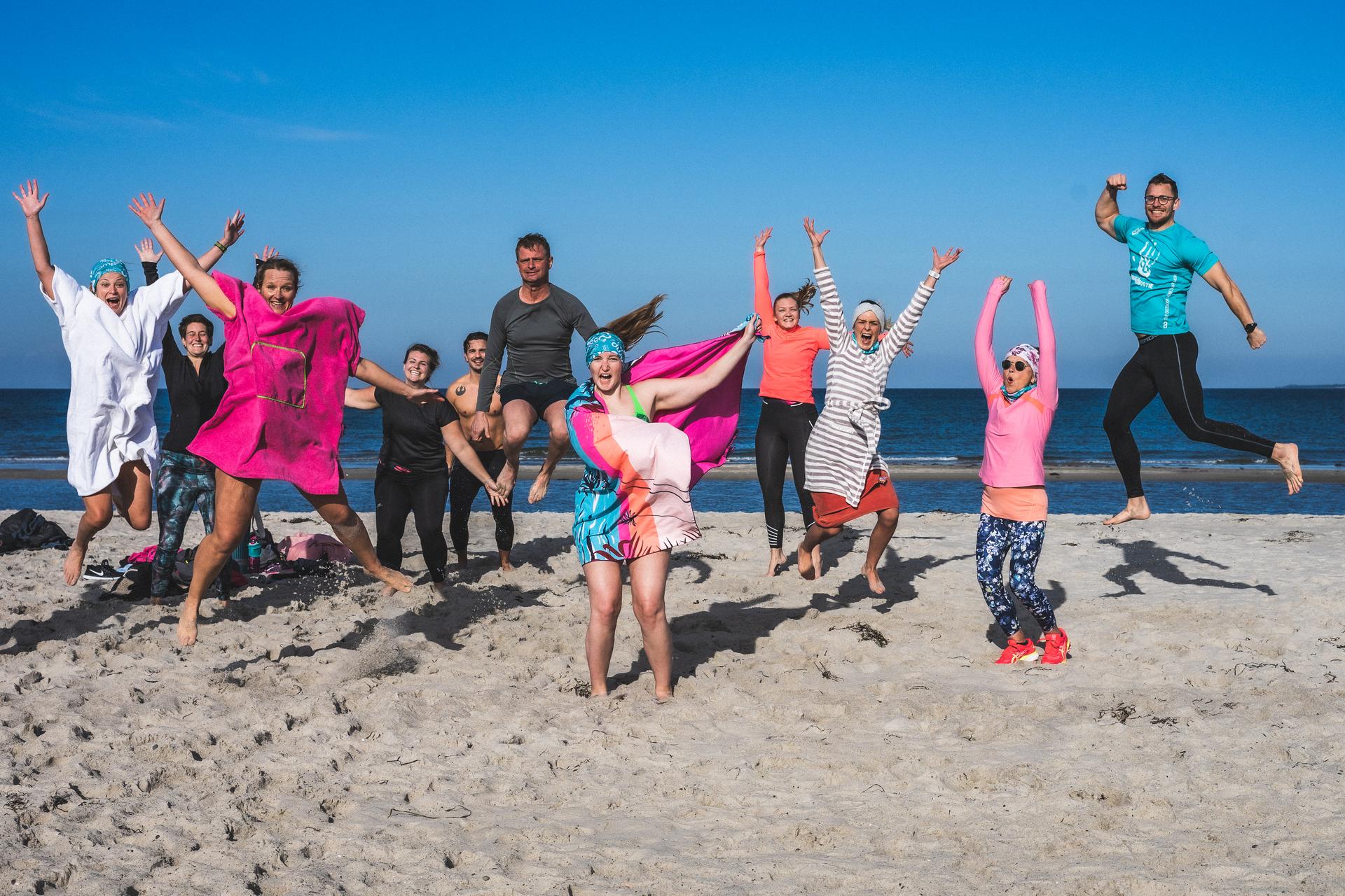 Glückliche Teilnehmerinnen am Strand beim Sport