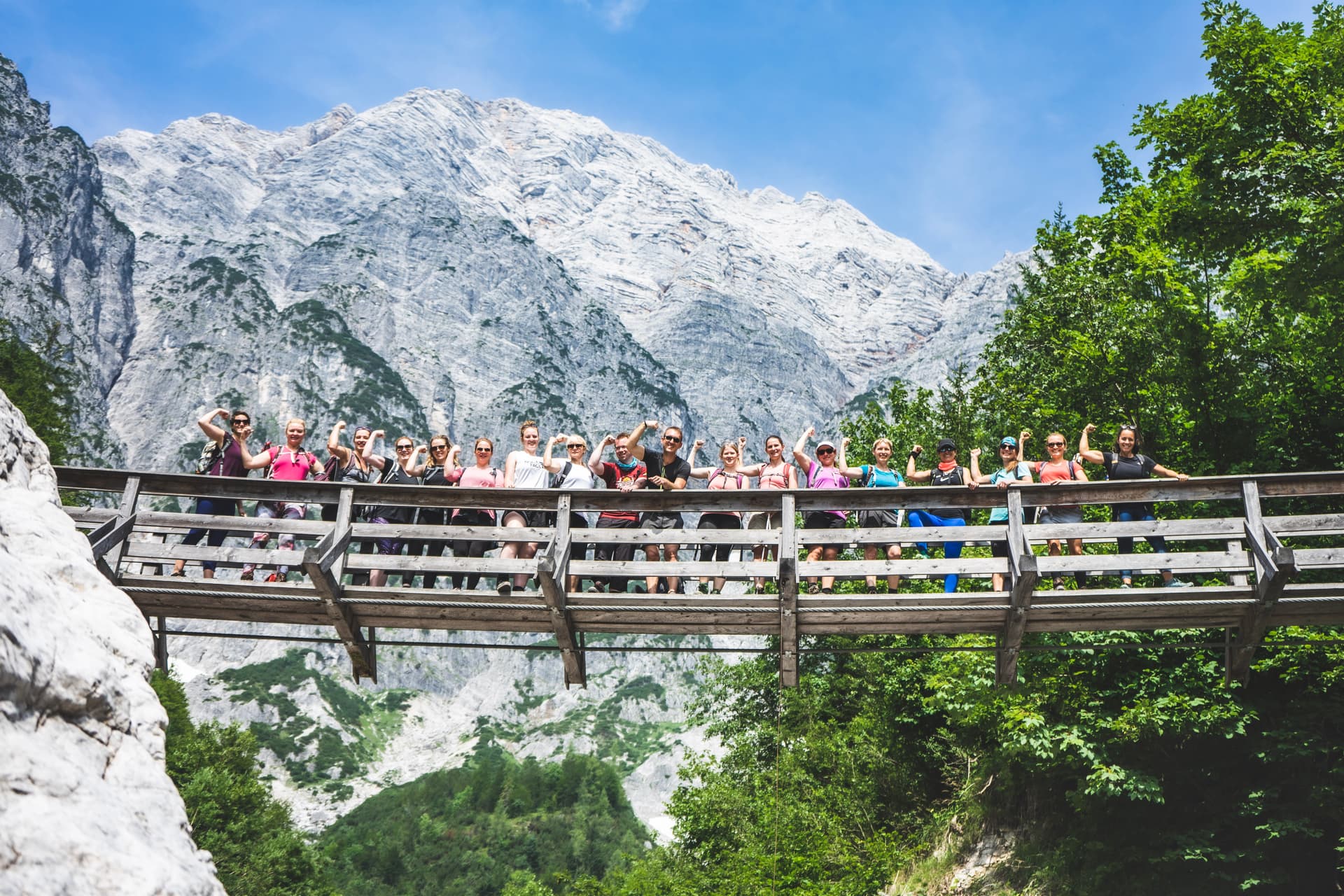 Teilnehmerinnen der Österreich Break auf einer Brücke in den Alpen