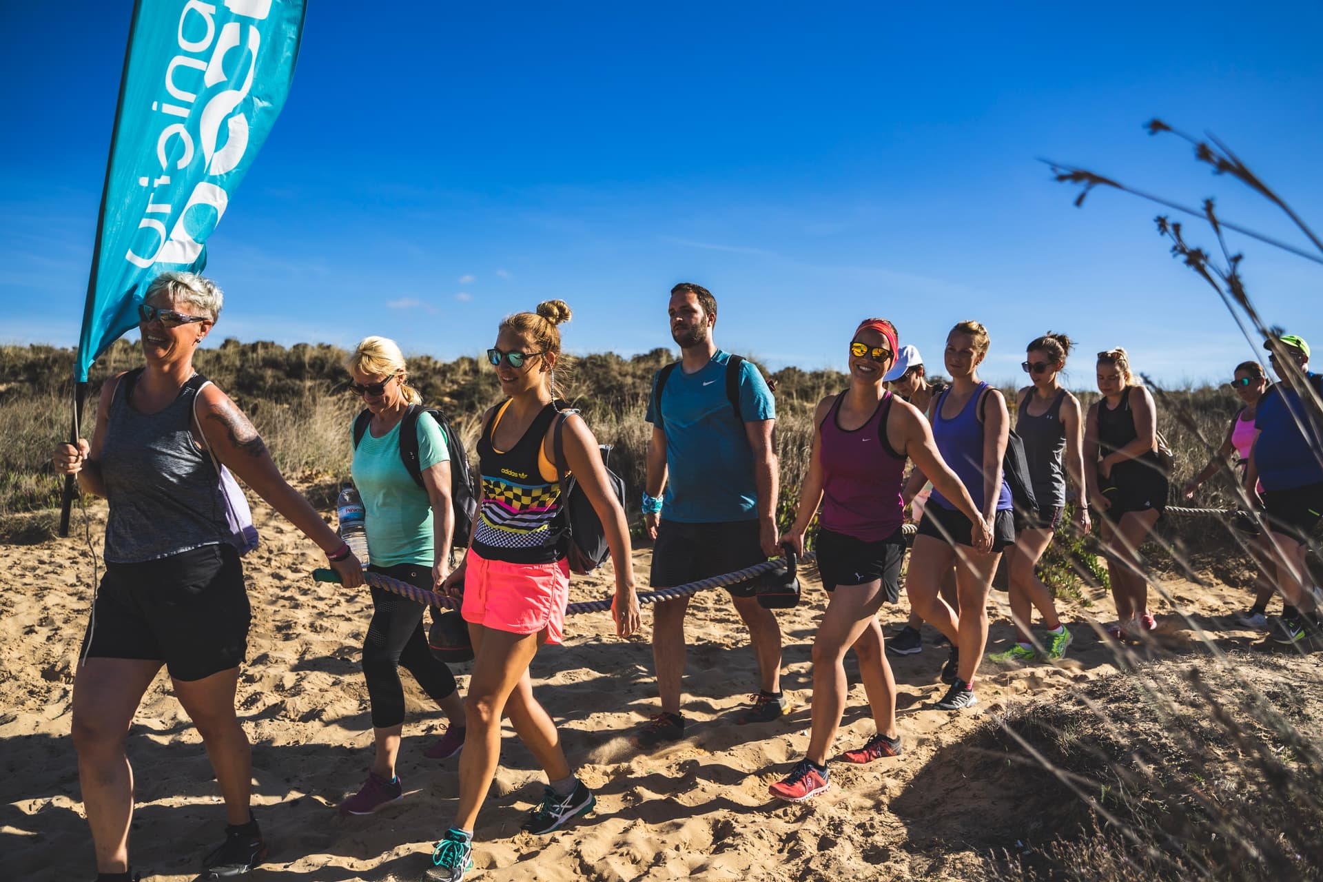 Bootcamp Trainingsgruppe geht am Strand entlang