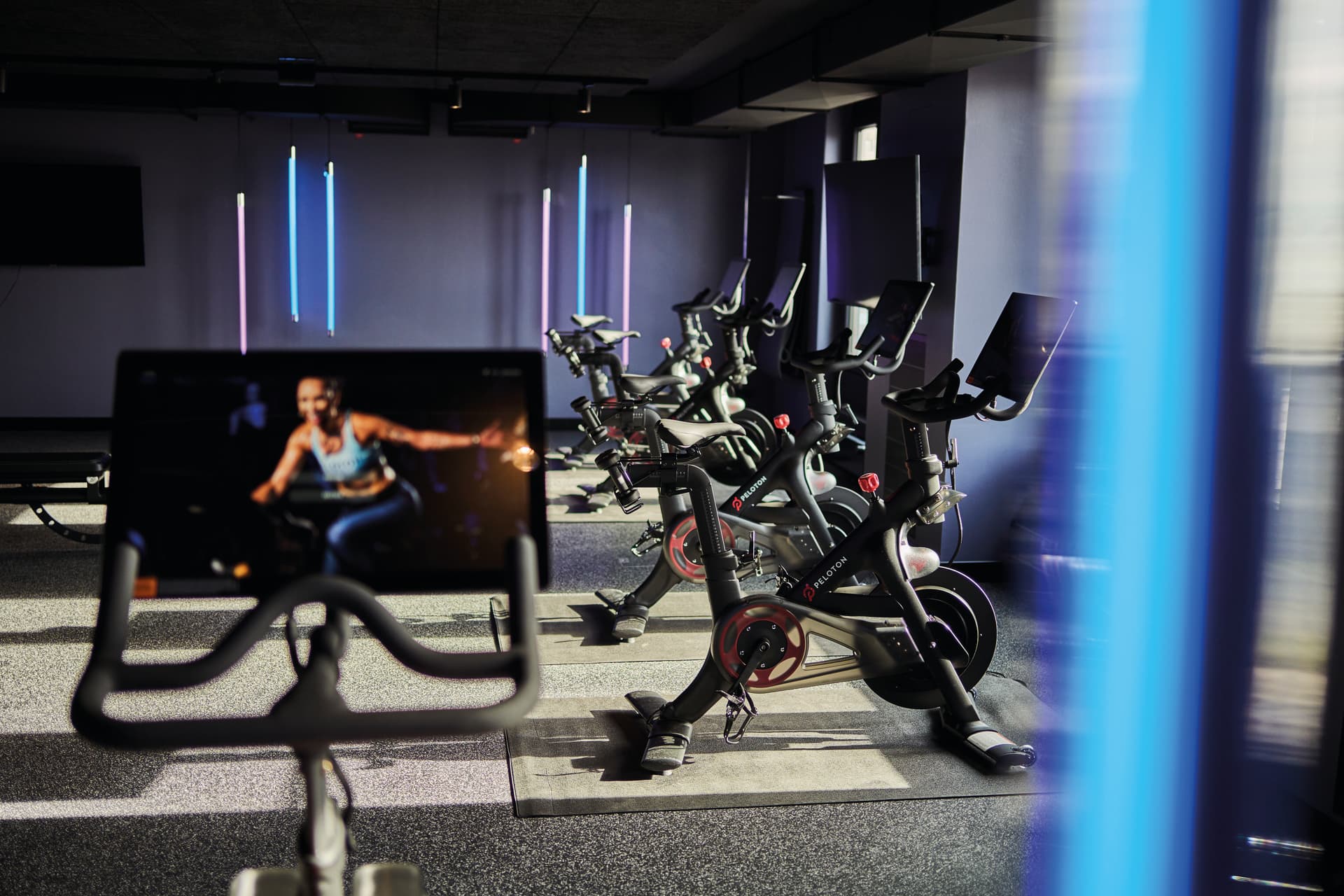 Einblick im Fitnessraum mit Peloton Bikes