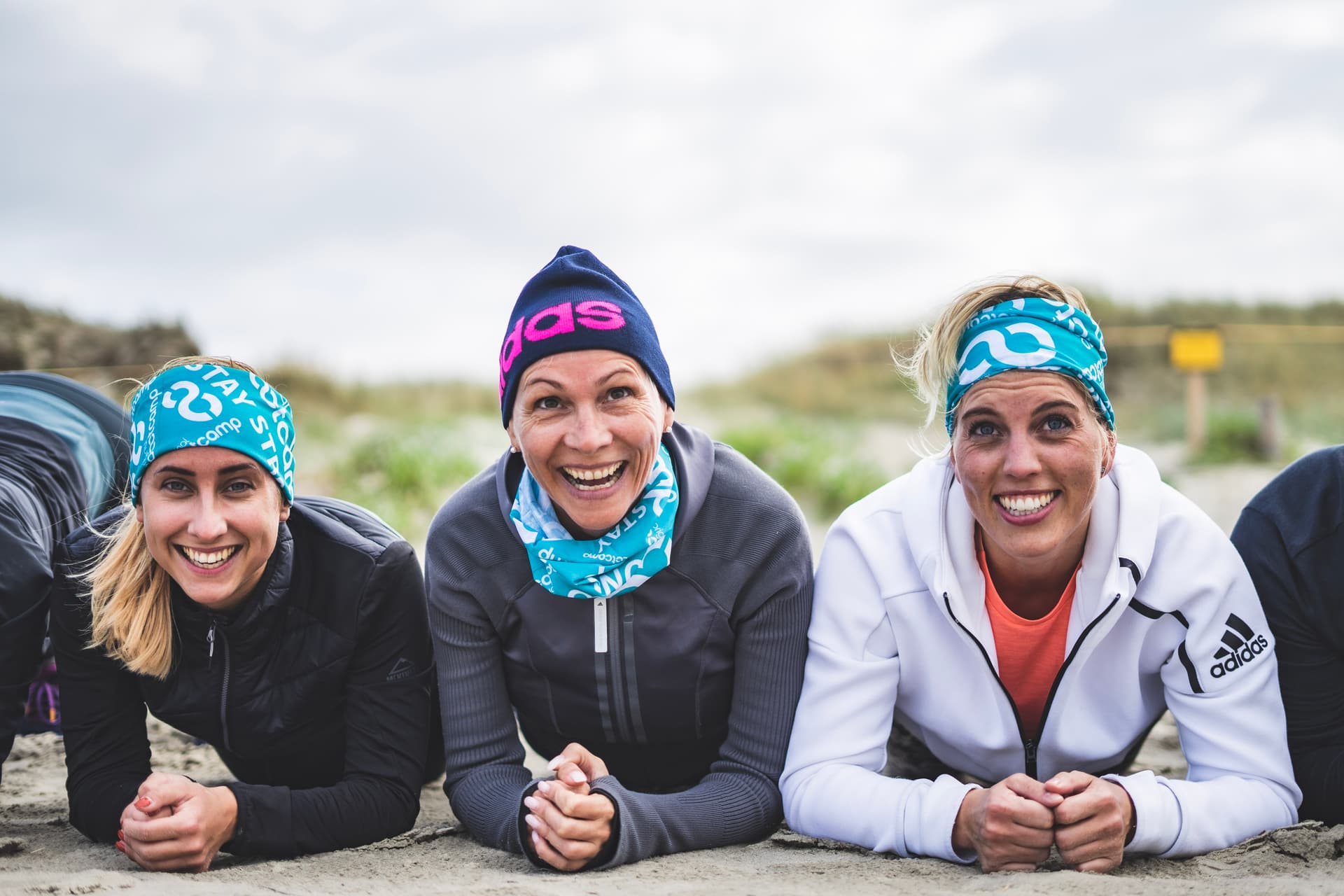 Glückliche Teilnehmerinnen bei ihrem Strand Training am Sportwochenende.