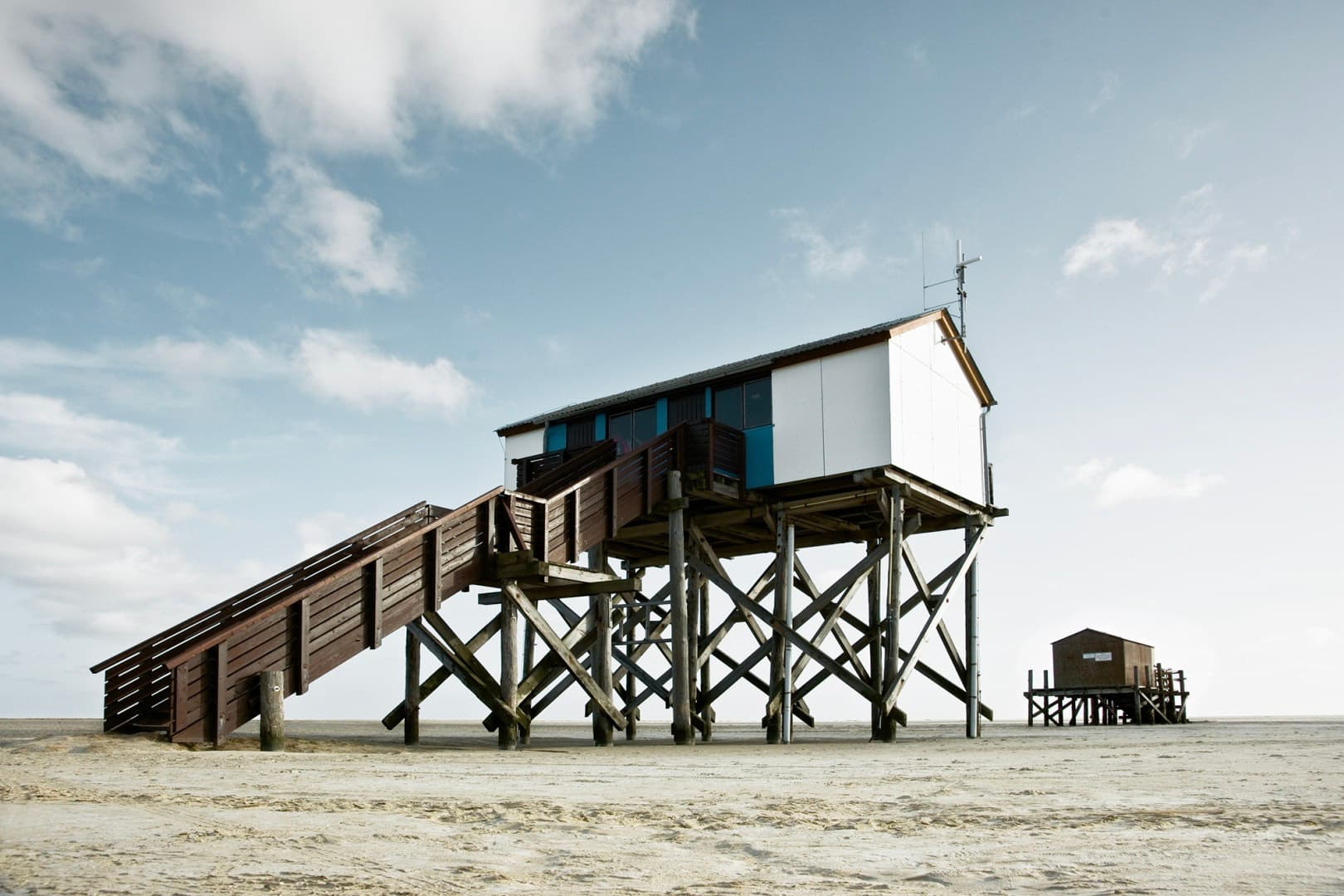 Pfahlbauten am Fitness Strand an der Nordsee