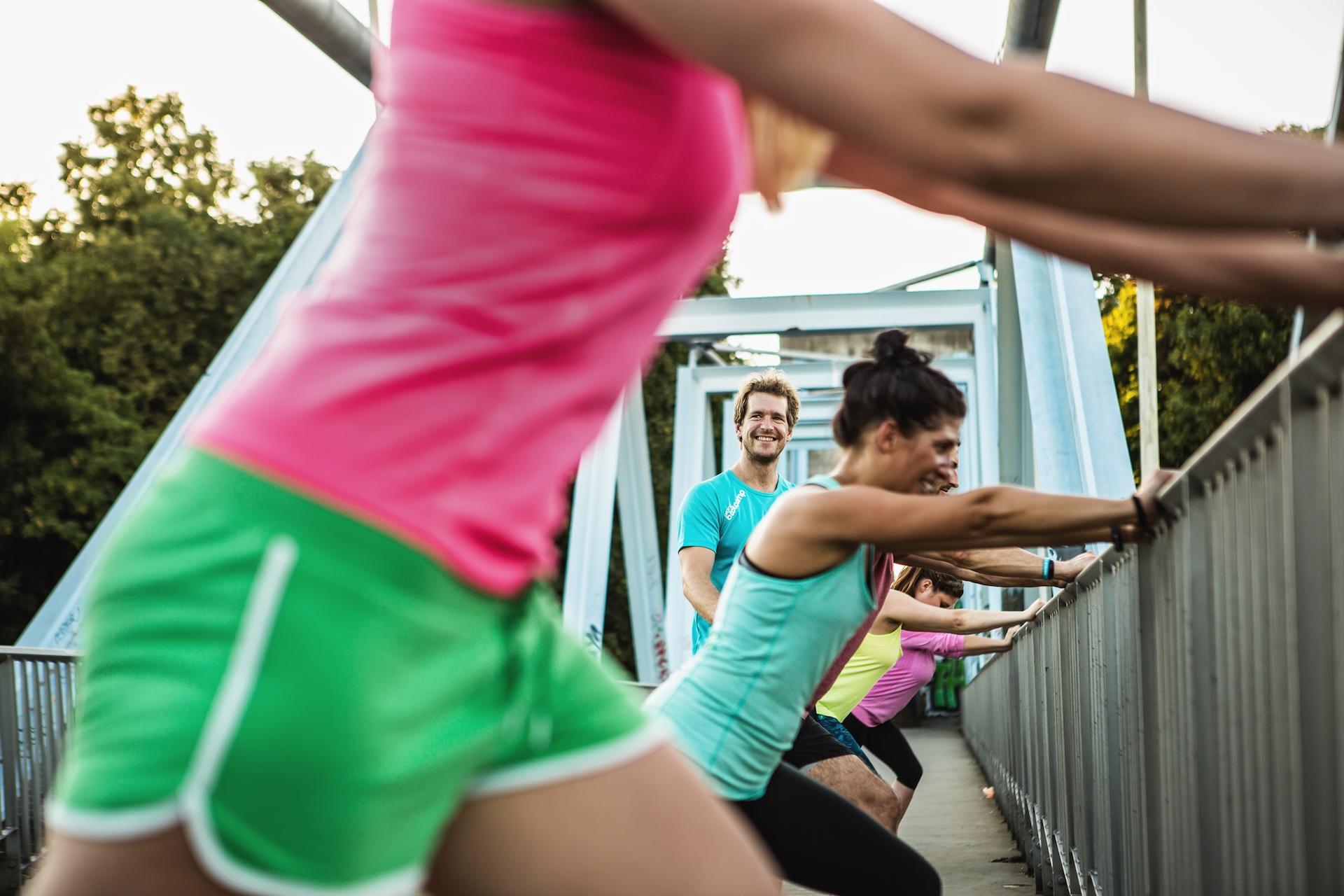 Trainingsgruppe auf einer Brücke