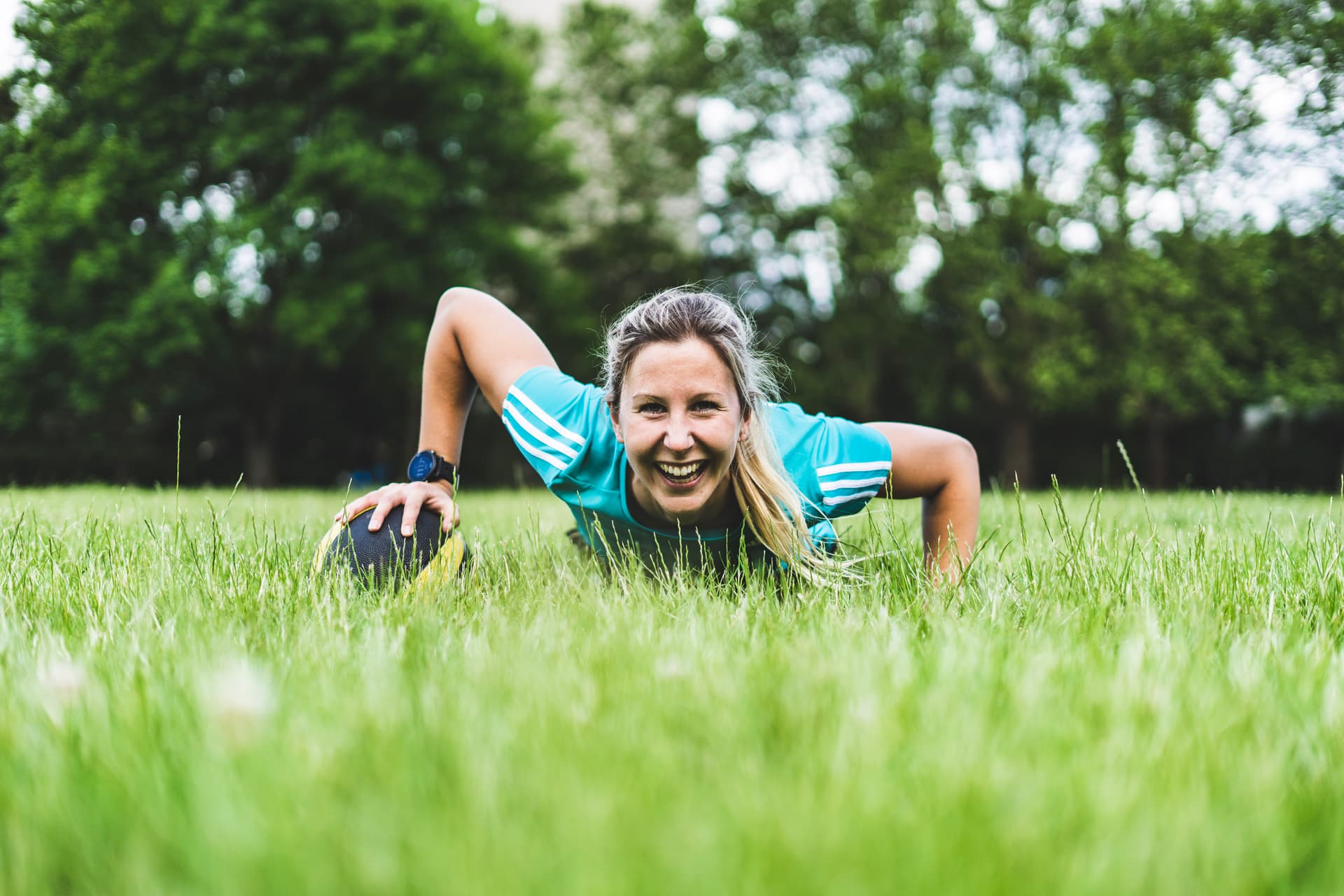 Personal Trainerin macht draußen Liegestütz