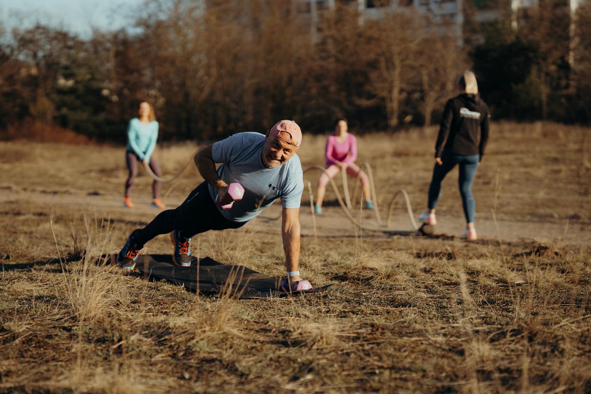 Training an der frischen Luft mit hochwertigem Equipment