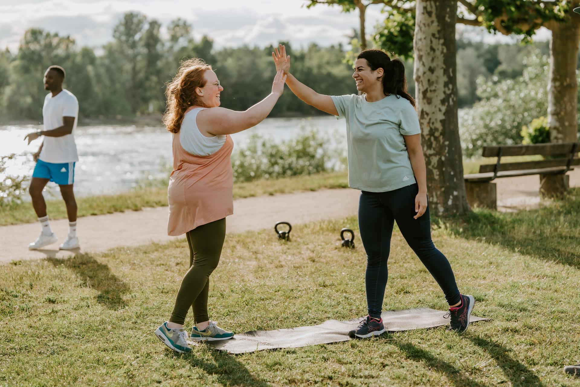 Strahlende Teilnehmende beim Outdoor Fitness Bootcamp in Düsseldorf