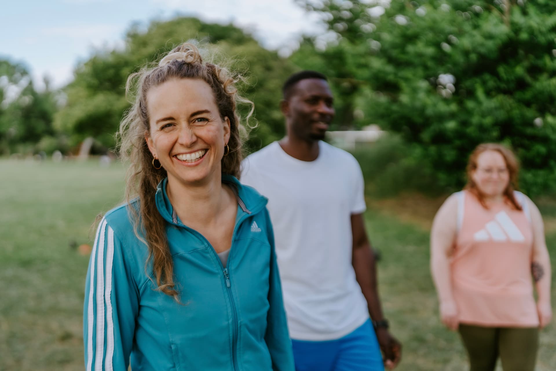 Lachende Teilnehmer beim Outdoor Fitness