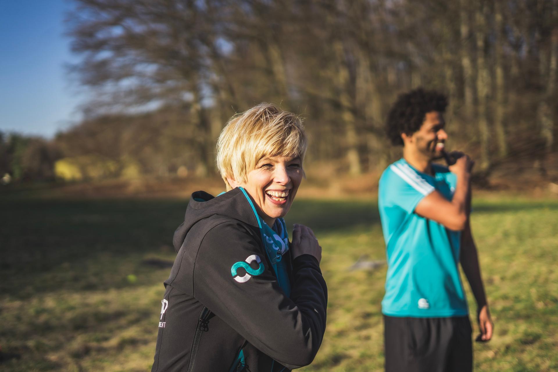 Lachende Booties beim Outdoor Fitness